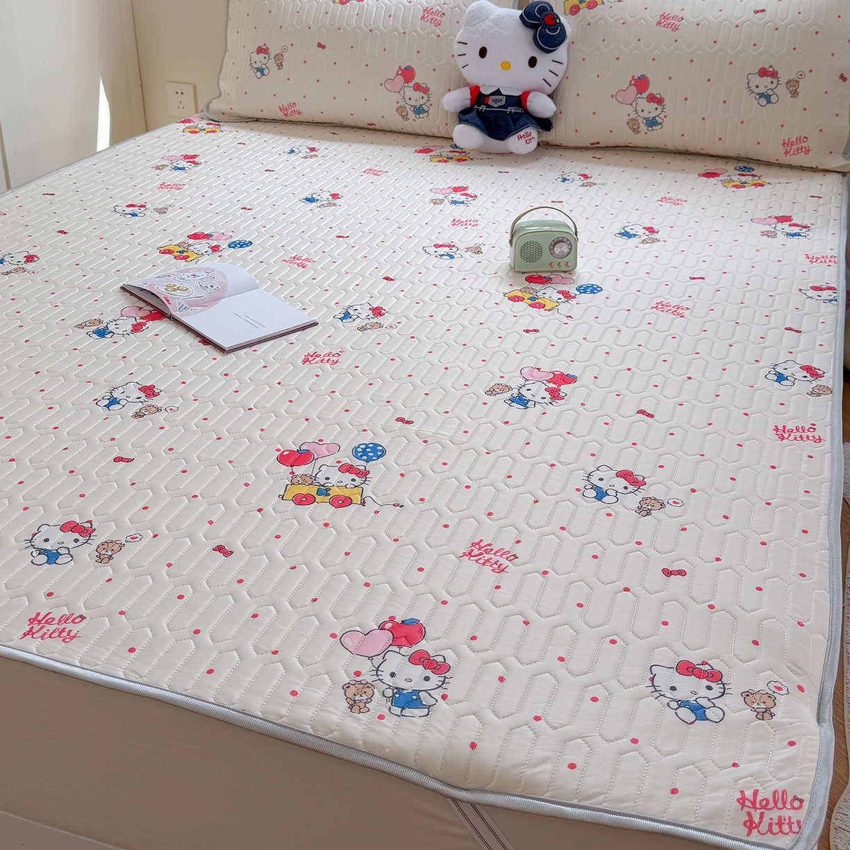 91家纺网 家纺一手货源 找家纺 桃子家居 2026新款A类正版授权三丽鸥高品质凉感丝乳胶席空调软席系列三件套 三丽鸥乳胶席-气球美美KT