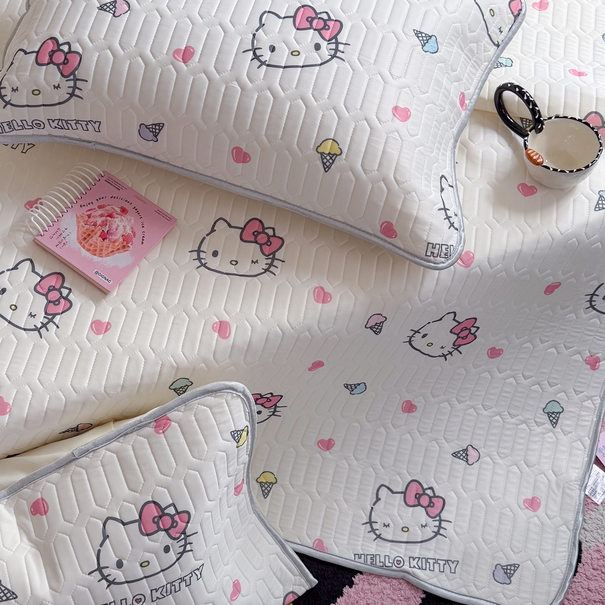 91家纺网 家纺一手货源 找家纺 桃子家居 2026新款A类正版授权三丽鸥高品质凉感丝乳胶席空调软席系列三件套 三丽鸥乳胶席-甜甜KT