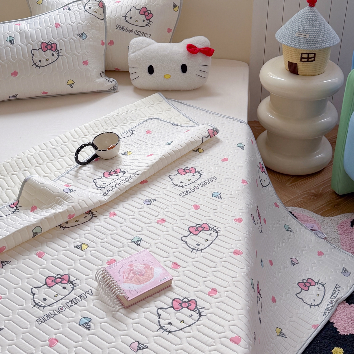 91家纺网 家纺一手货源 找家纺 桃子家居 2026新款A类正版授权三丽鸥高品质凉感丝乳胶席空调软席系列三件套 三丽鸥乳胶席-甜甜KT