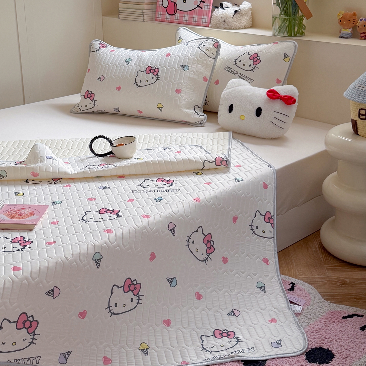 91家纺网 家纺一手货源 找家纺 桃子家居 2026新款A类正版授权三丽鸥高品质凉感丝乳胶席空调软席系列三件套 三丽鸥乳胶席-甜甜KT