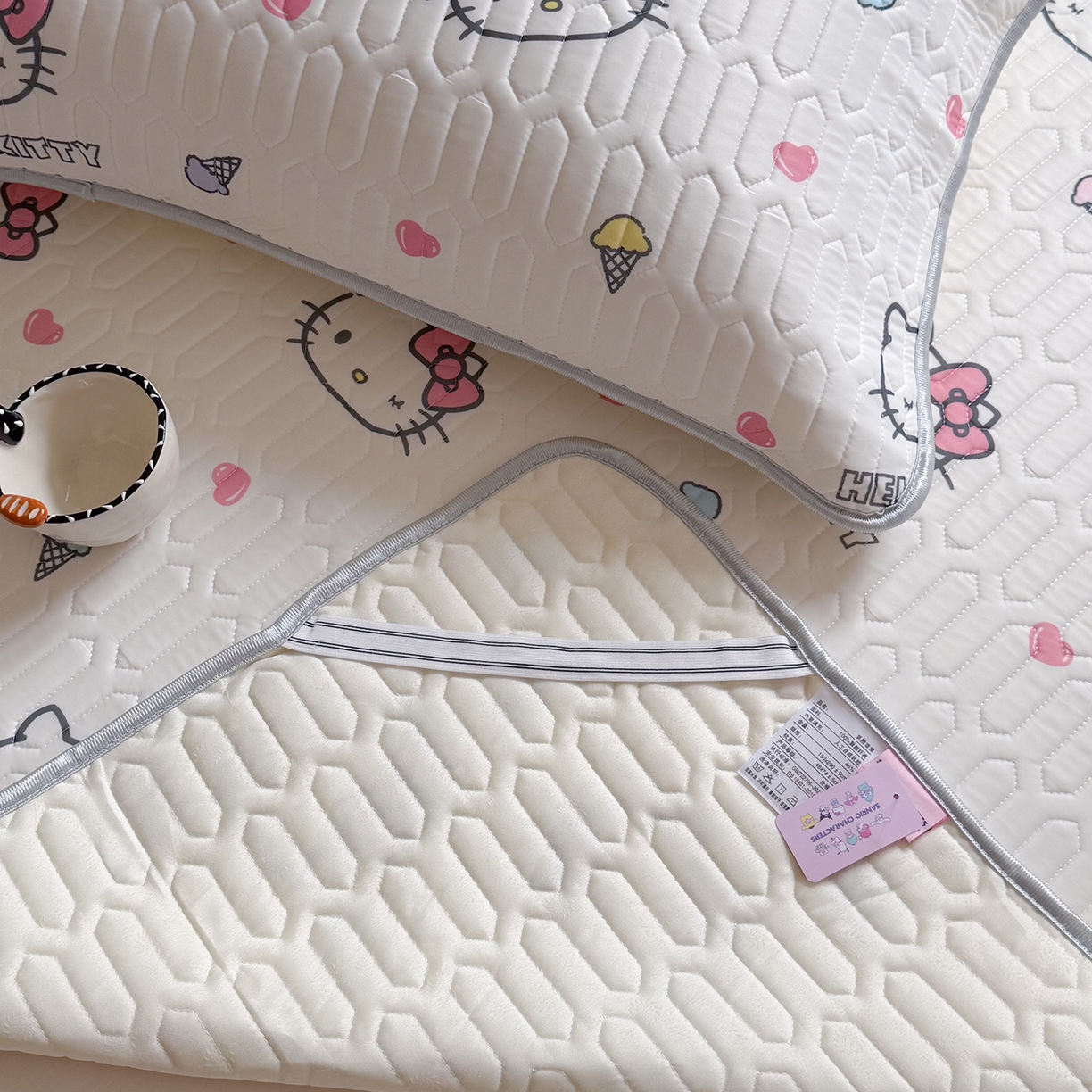 91家纺网 家纺一手货源 找家纺 桃子家居 2026新款A类正版授权三丽鸥高品质凉感丝乳胶席空调软席系列三件套 三丽鸥乳胶席-甜甜KT