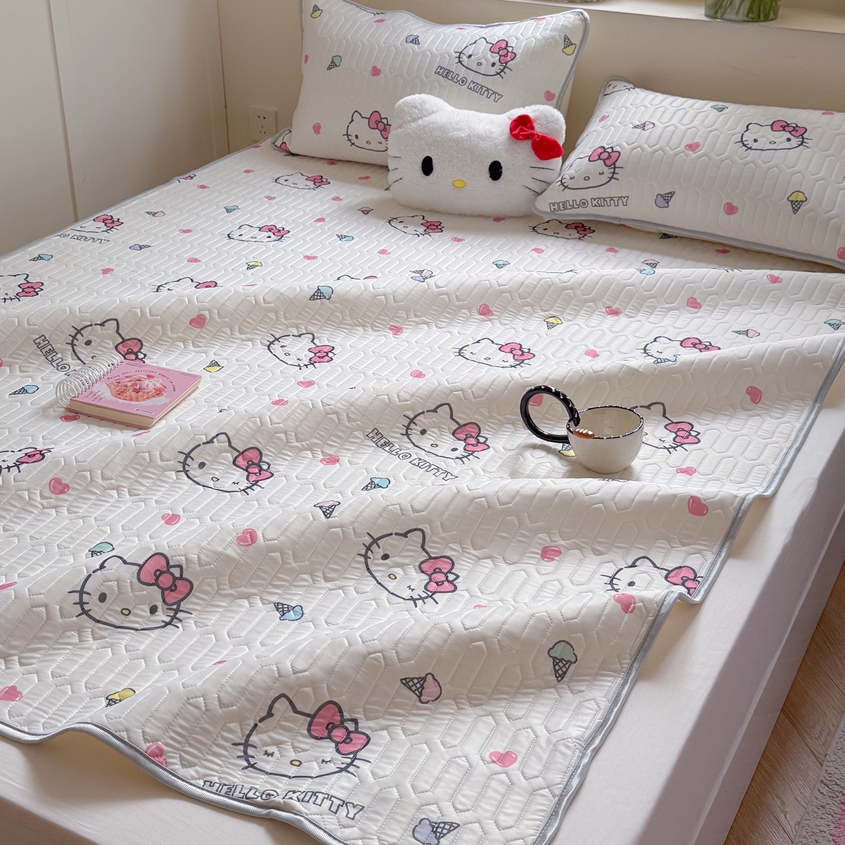 91家纺网 家纺一手货源 找家纺 桃子家居 2026新款A类正版授权三丽鸥高品质凉感丝乳胶席空调软席系列三件套 三丽鸥乳胶席-甜甜KT