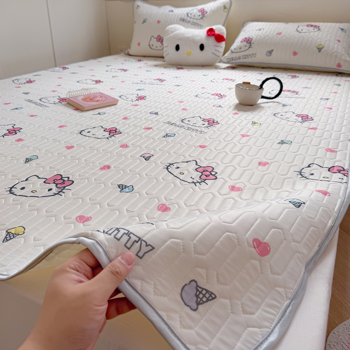 91家纺网 家纺一手货源 找家纺 桃子家居 2026新款A类正版授权三丽鸥高品质凉感丝乳胶席空调软席系列三件套 三丽鸥乳胶席-甜甜KT