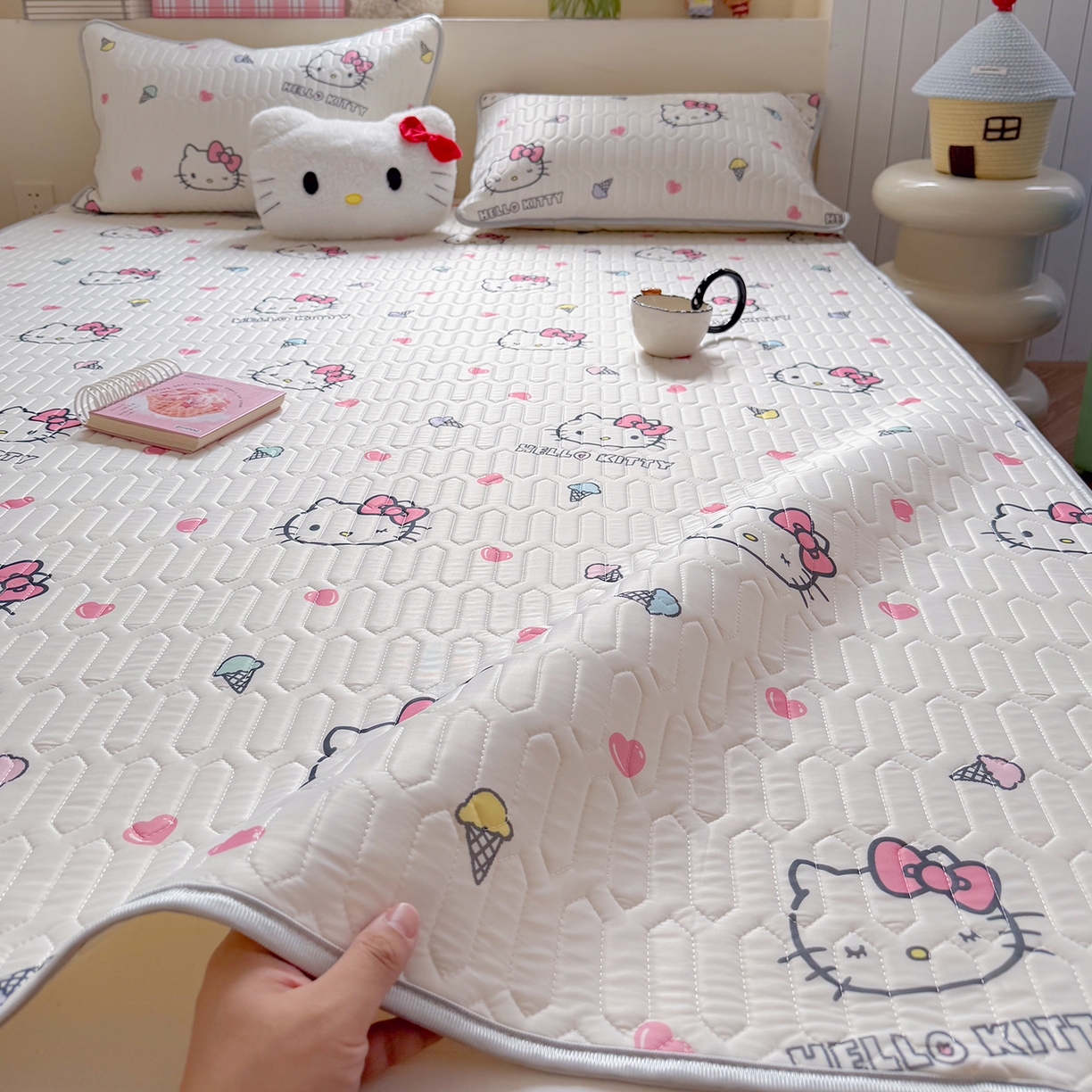 91家纺网 家纺一手货源 找家纺 桃子家居 2026新款A类正版授权三丽鸥高品质凉感丝乳胶席空调软席系列三件套 三丽鸥乳胶席-甜甜KT