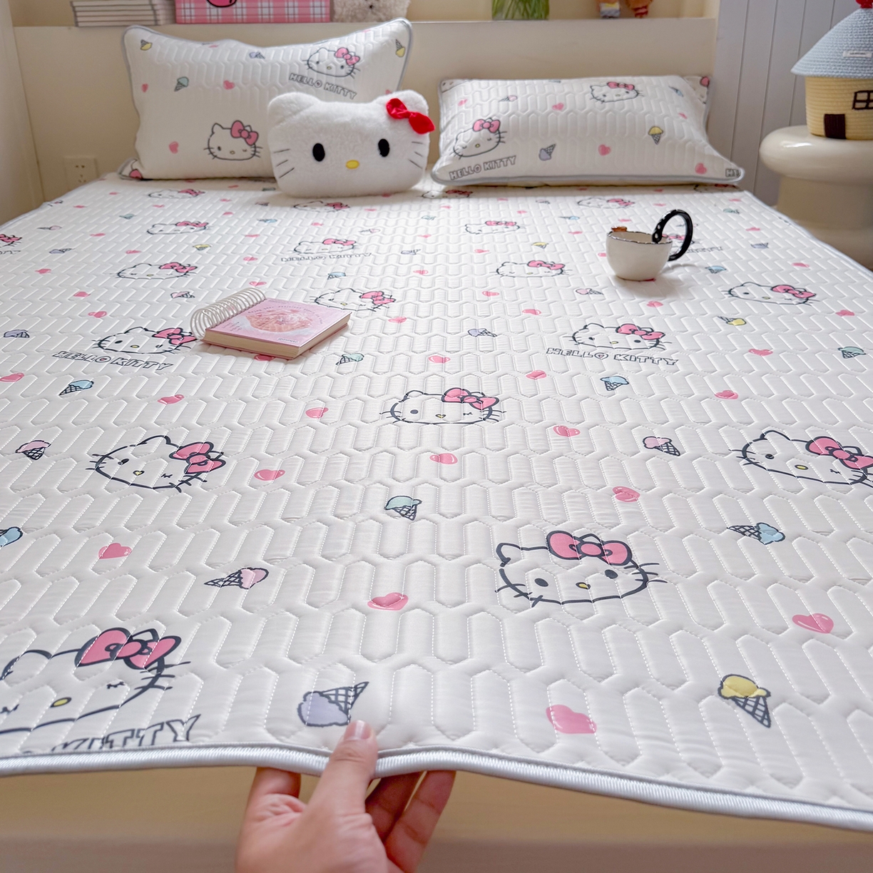 91家纺网 家纺一手货源 找家纺 桃子家居 2026新款A类正版授权三丽鸥高品质凉感丝乳胶席空调软席系列三件套 三丽鸥乳胶席-甜甜KT