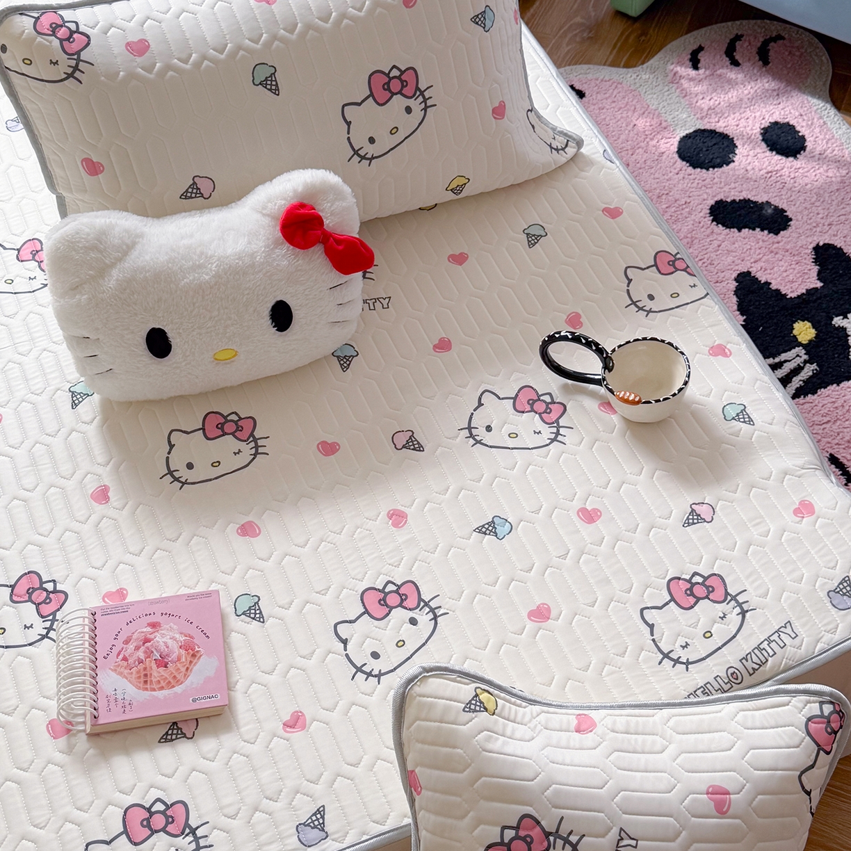 91家纺网 家纺一手货源 找家纺 桃子家居 2026新款A类正版授权三丽鸥高品质凉感丝乳胶席空调软席系列三件套 三丽鸥乳胶席-甜甜KT