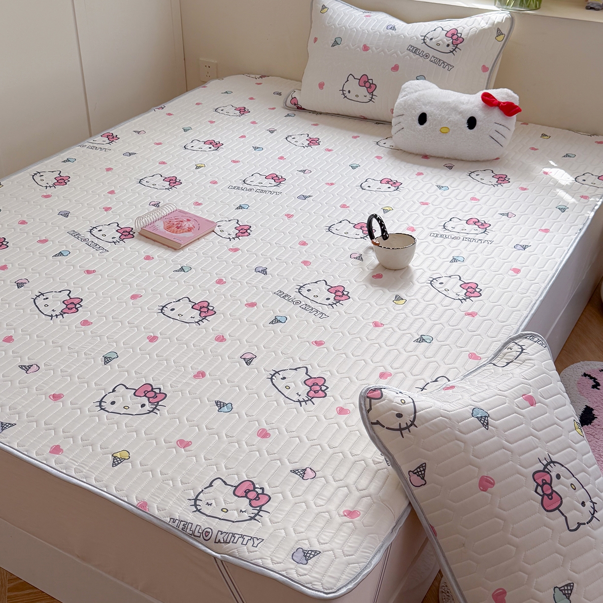 91家纺网 家纺一手货源 找家纺 桃子家居 2026新款A类正版授权三丽鸥高品质凉感丝乳胶席空调软席系列三件套 三丽鸥乳胶席-甜甜KT