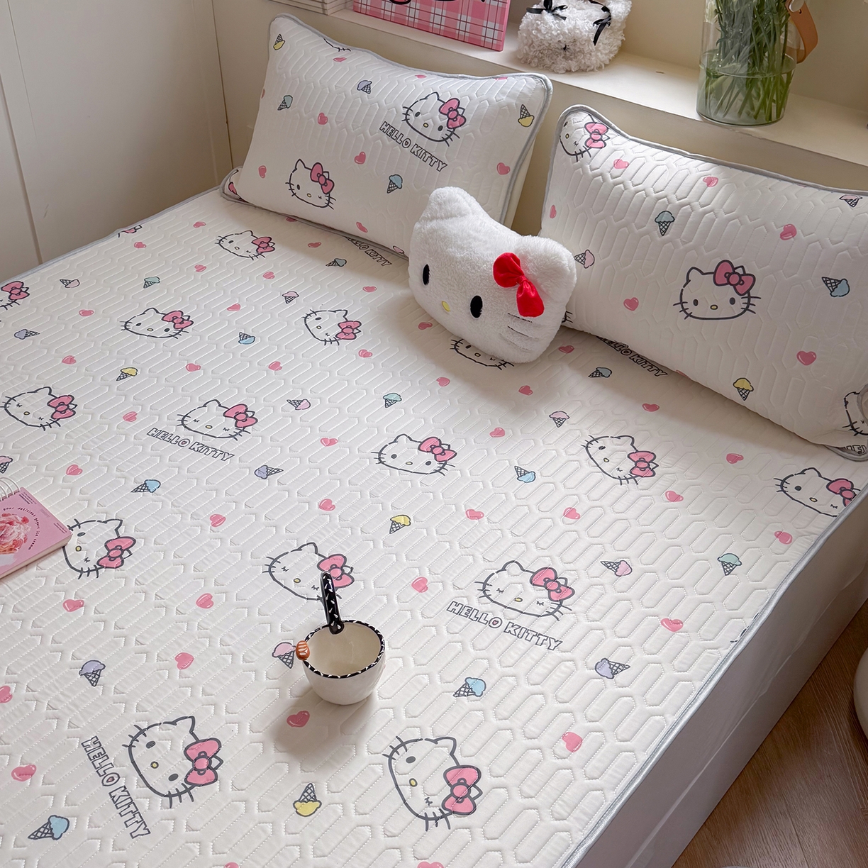 91家纺网 家纺一手货源 找家纺 桃子家居 2026新款A类正版授权三丽鸥高品质凉感丝乳胶席空调软席系列三件套 三丽鸥乳胶席-甜甜KT