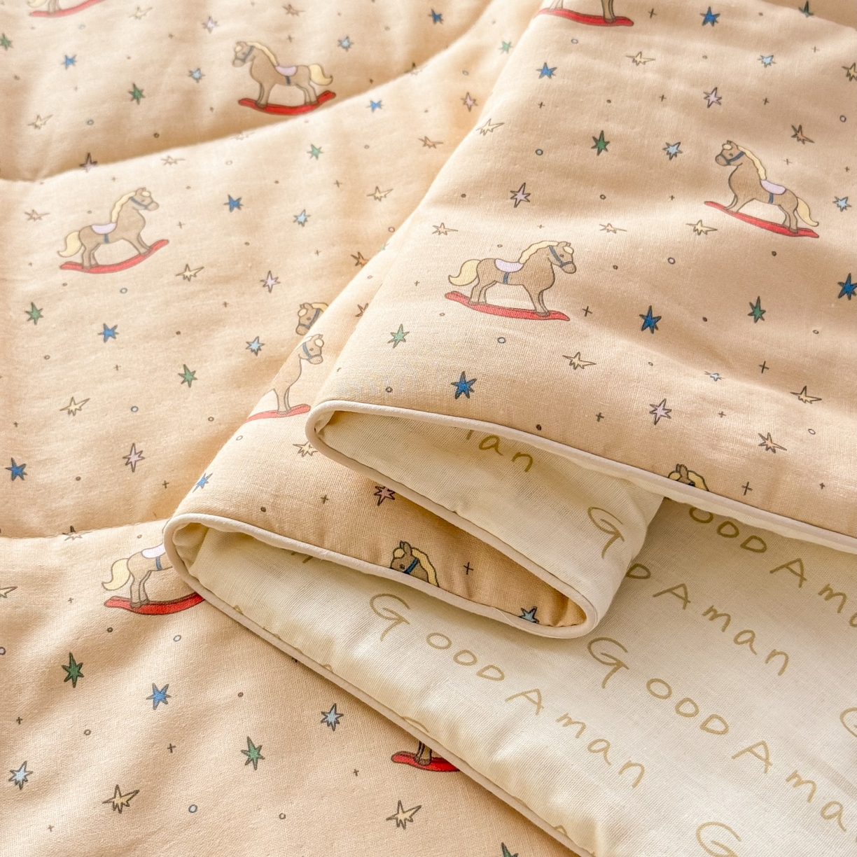 91家纺网 家纺一手货源 找家纺 梵克保罗 2026新款A类全棉双层纱夏被夏凉被空调被 小木马咖