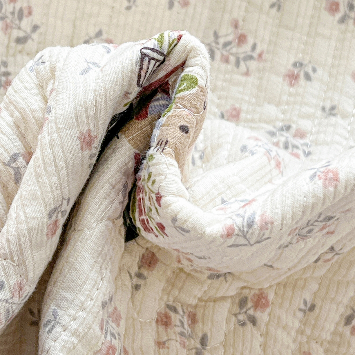 91家纺网 家纺一手货源 找家纺 恒尚居 2026新款A类贝壳绣泡芙纱床盖四套件泡芙棉双层纱床垫床褥 红织花兔