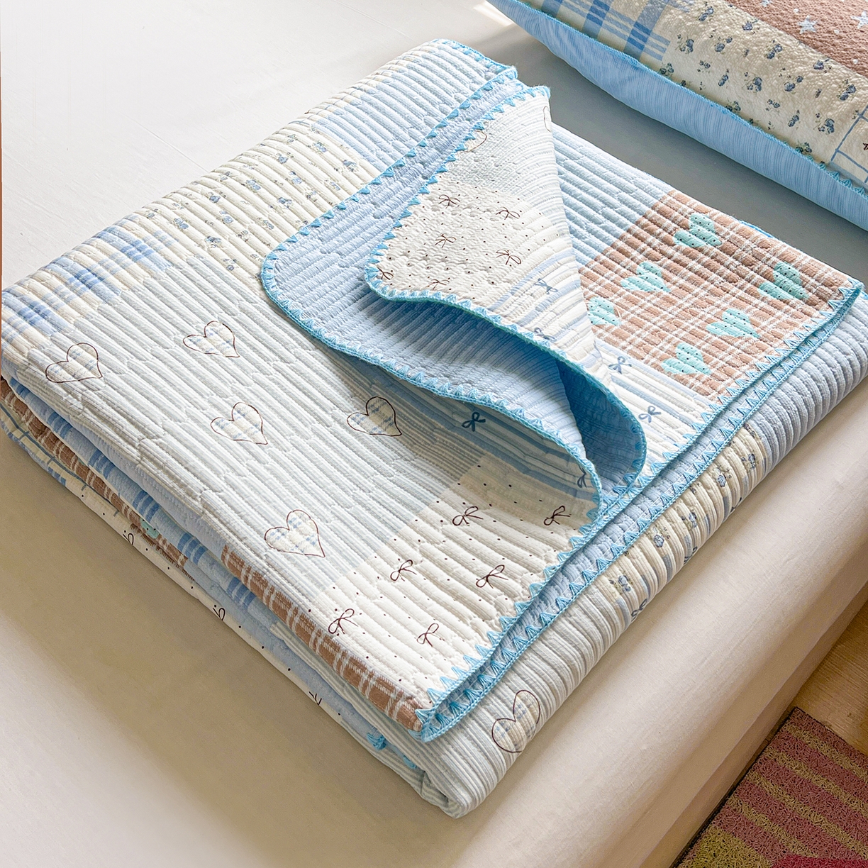 91家纺网 家纺一手货源 找家纺 恒尚居 2026新款A类贝壳绣泡芙纱床盖四套件泡芙棉双层纱床垫床褥 拼格奶蓝