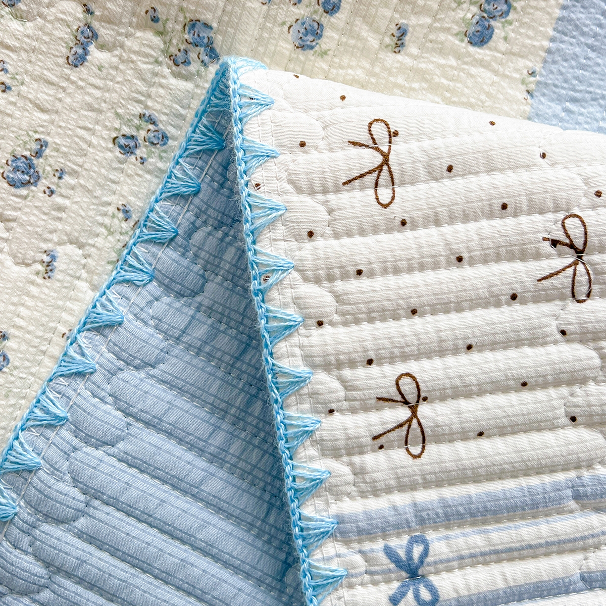 91家纺网 家纺一手货源 找家纺 恒尚居 2026新款A类贝壳绣泡芙纱床盖四套件泡芙棉双层纱床垫床褥 拼格奶蓝