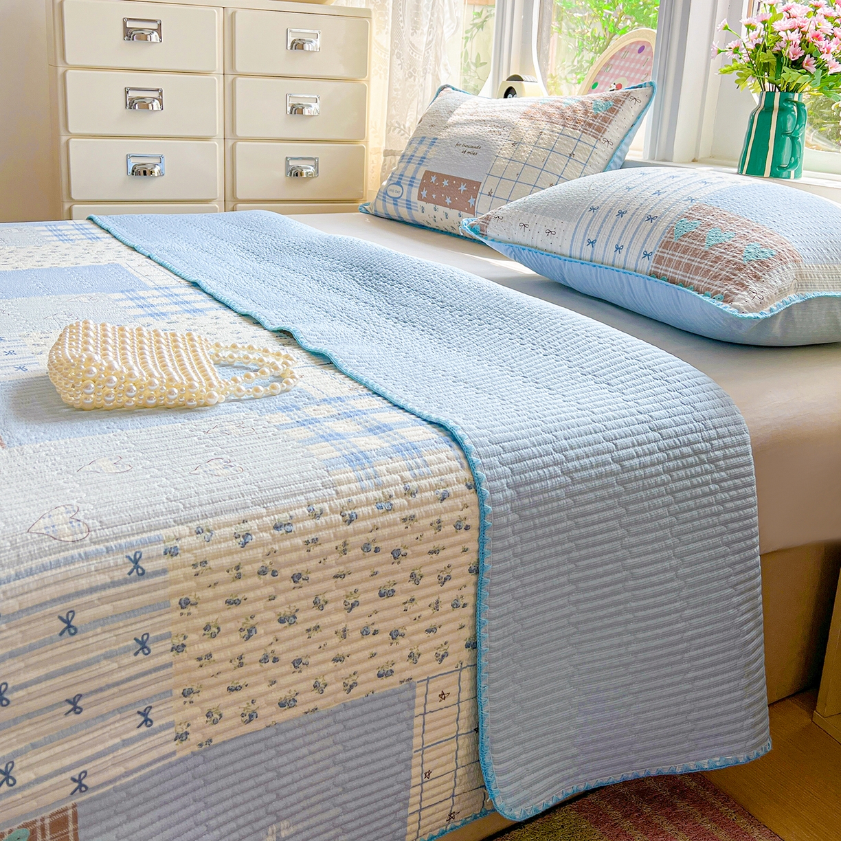 91家纺网 家纺一手货源 找家纺 恒尚居 2026新款A类贝壳绣泡芙纱床盖四套件泡芙棉双层纱床垫床褥 拼格奶蓝