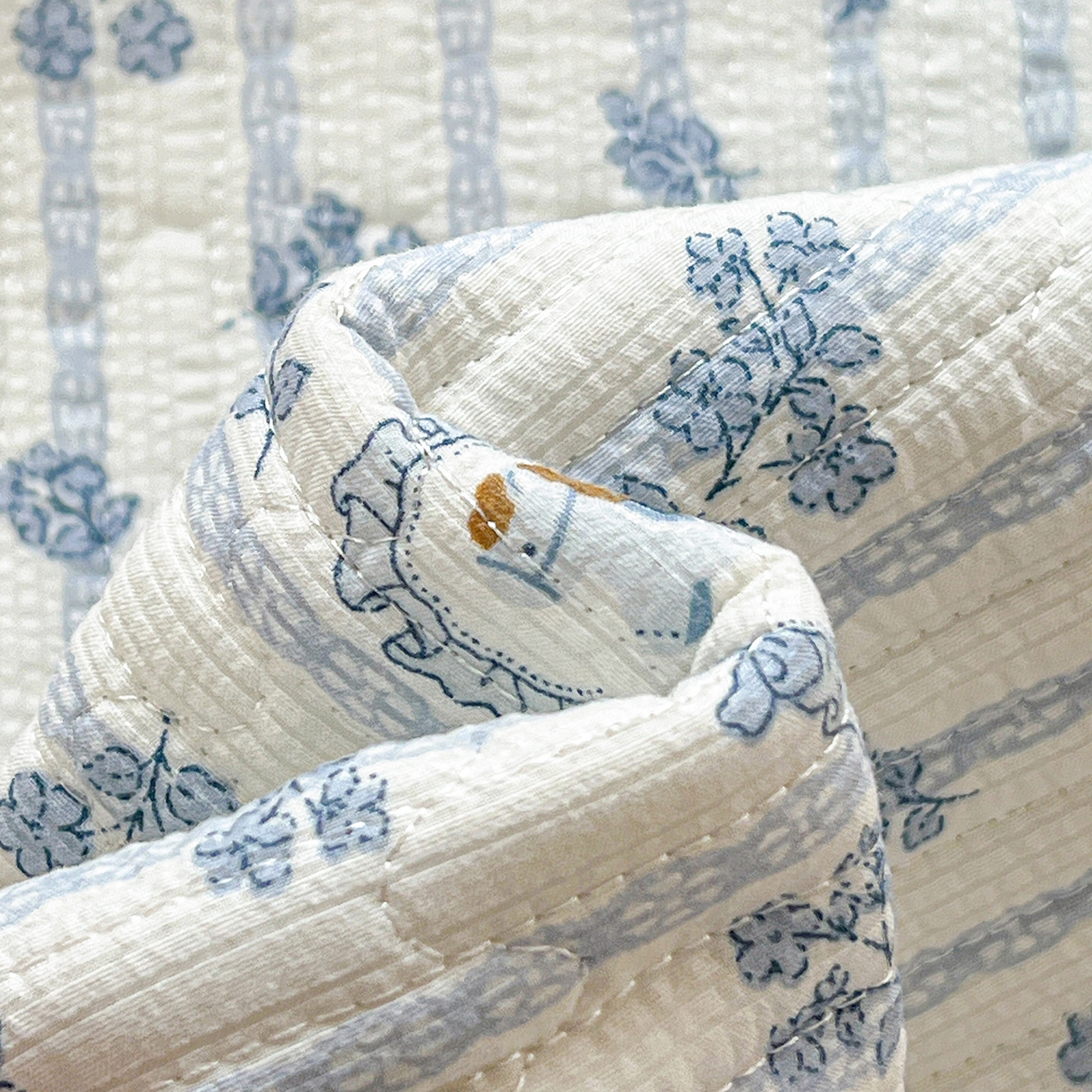 91家纺网 家纺一手货源 找家纺 恒尚居 2026新款A类贝壳绣泡芙纱床盖四套件泡芙棉双层纱床垫床褥 柔蓝爱心马