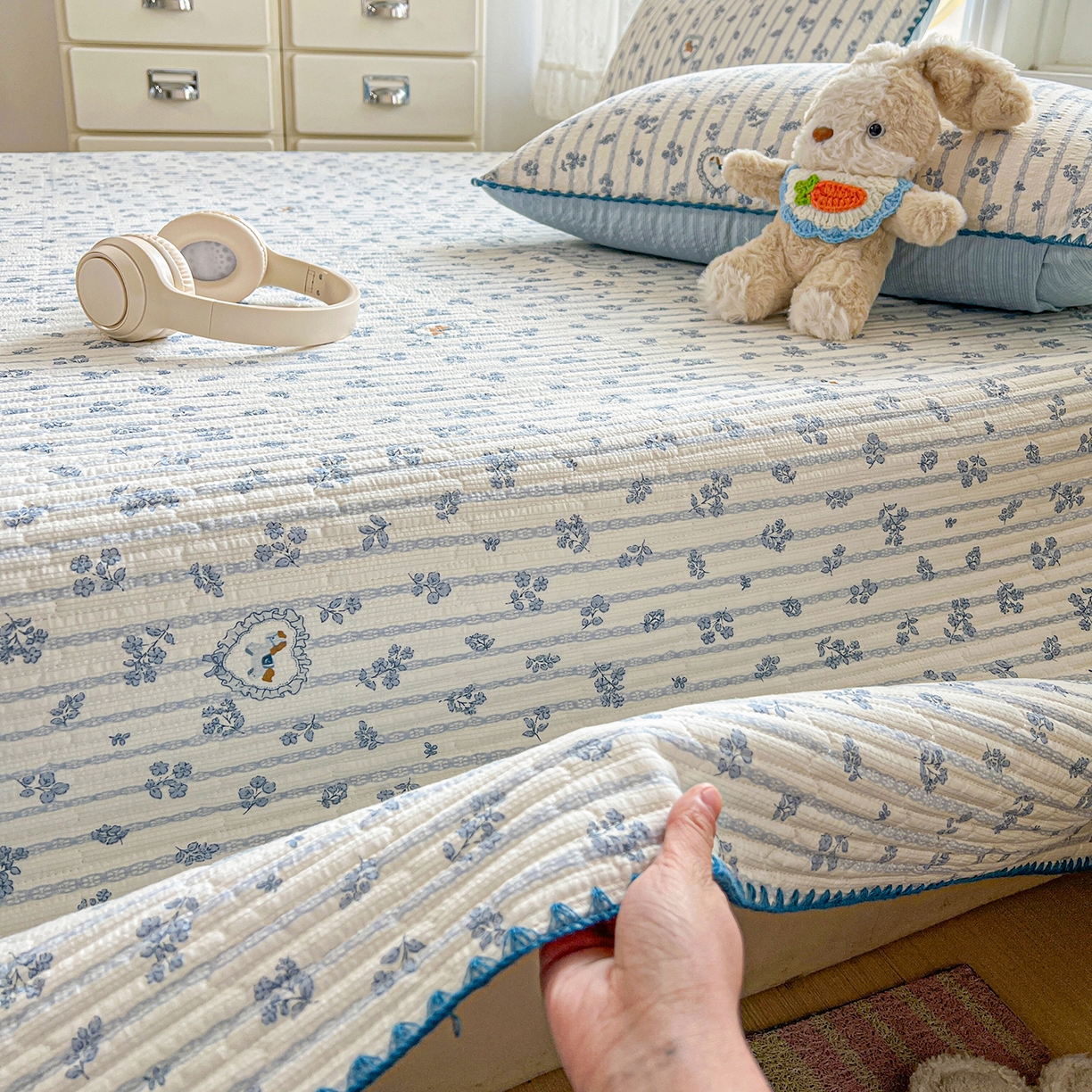 91家纺网 家纺一手货源 找家纺 恒尚居 2026新款A类贝壳绣泡芙纱床盖四套件泡芙棉双层纱床垫床褥 柔蓝爱心马