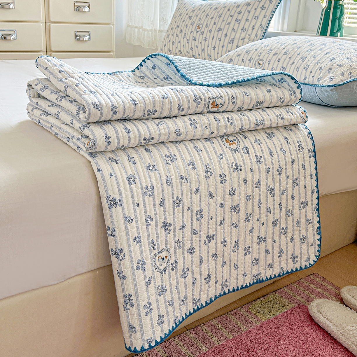 91家纺网 家纺一手货源 找家纺 恒尚居 2026新款A类贝壳绣泡芙纱床盖四套件泡芙棉双层纱床垫床褥 柔蓝爱心马