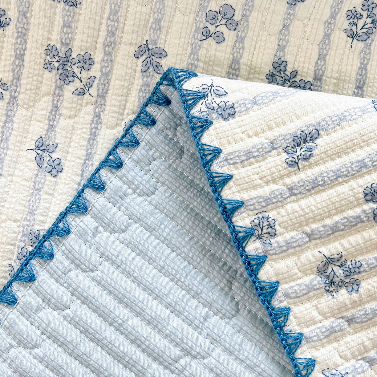 91家纺网 家纺一手货源 找家纺 恒尚居 2026新款A类贝壳绣泡芙纱床盖四套件泡芙棉双层纱床垫床褥 柔蓝爱心马