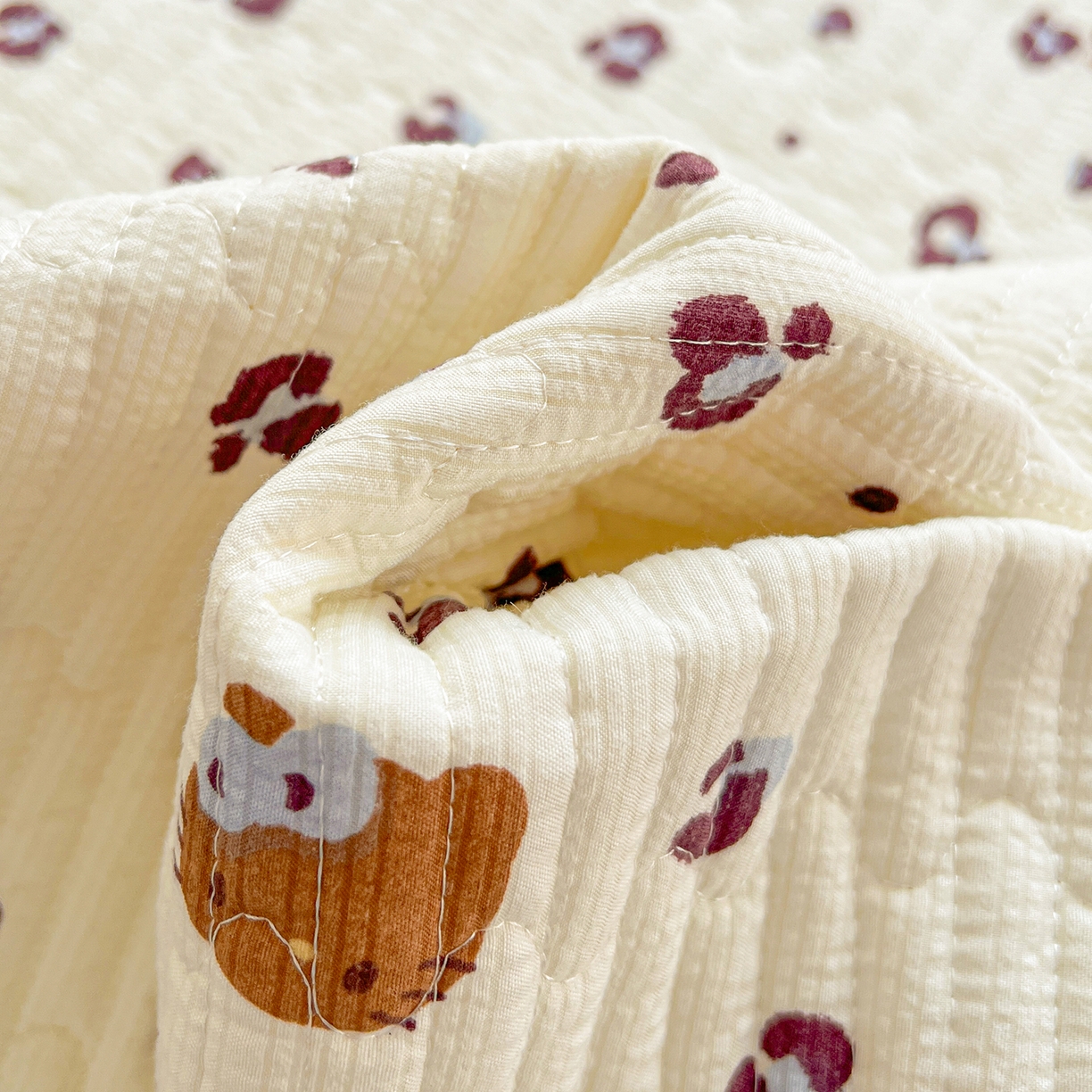 91家纺网 家纺一手货源 找家纺 恒尚居 2026新款A类贝壳绣泡芙纱床盖四套件泡芙棉双层纱床垫床褥 奶呼小猫