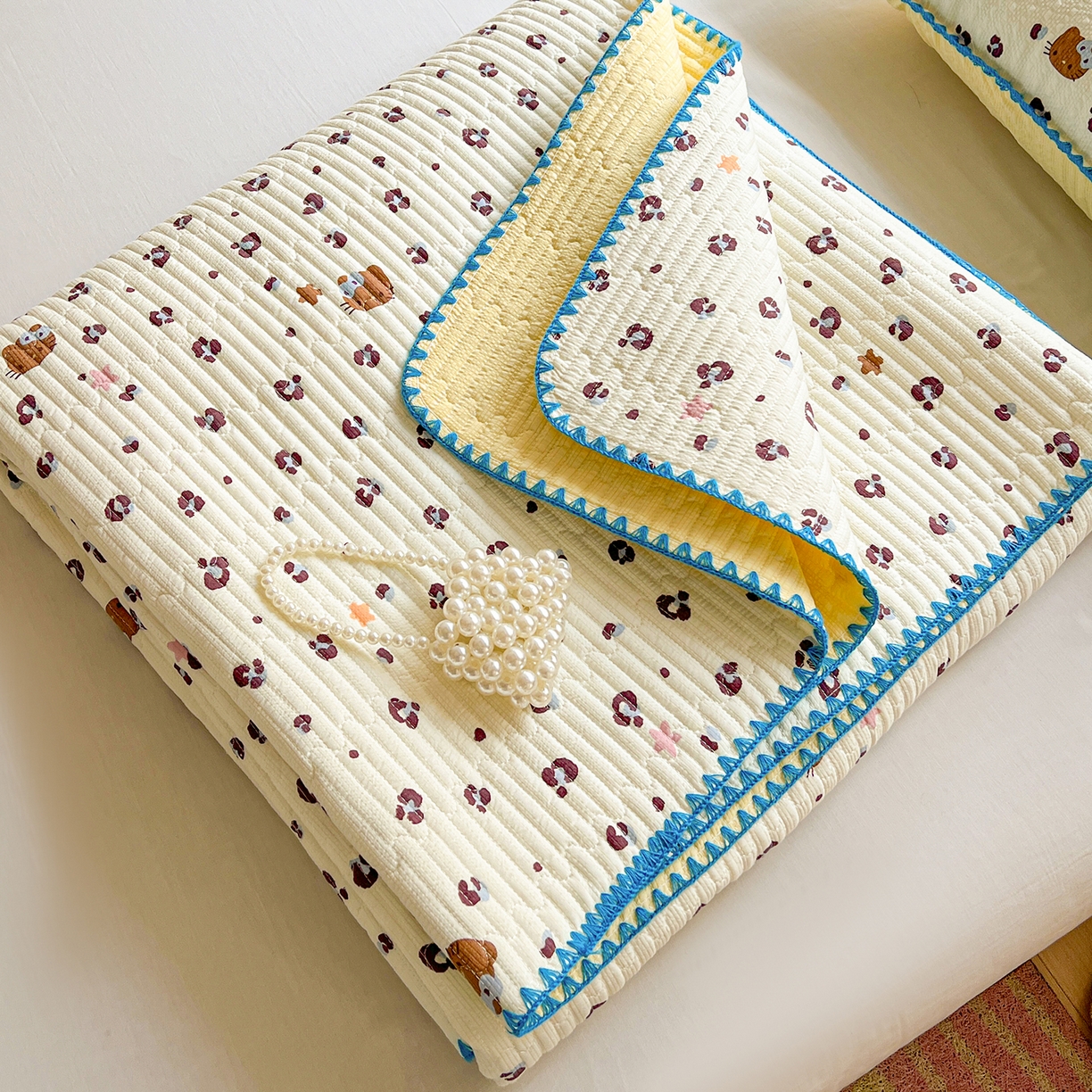 91家纺网 家纺一手货源 找家纺 恒尚居 2026新款A类贝壳绣泡芙纱床盖四套件泡芙棉双层纱床垫床褥 奶呼小猫