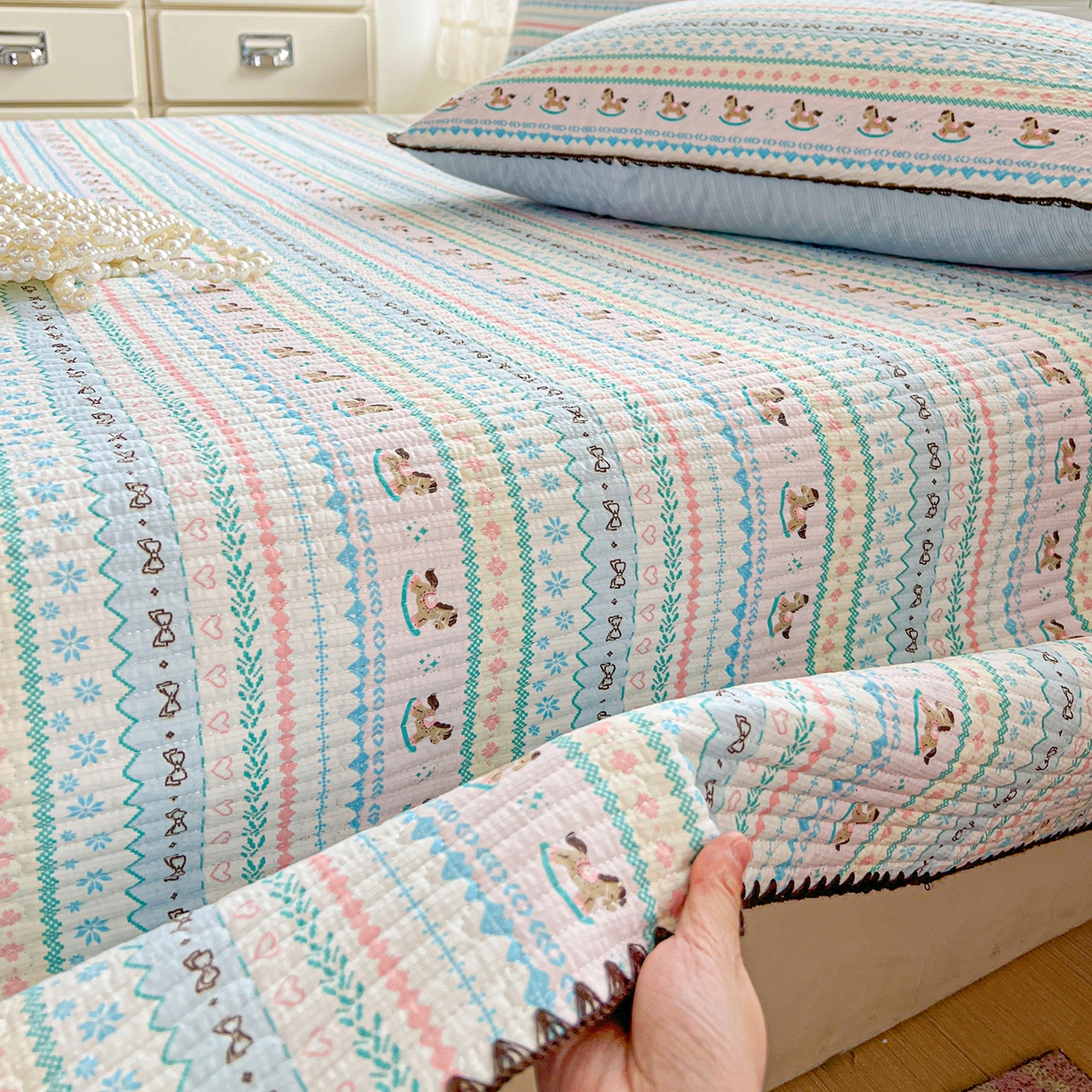 91家纺网 家纺一手货源 找家纺 恒尚居 2026新款A类贝壳绣泡芙纱床盖四套件泡芙棉双层纱床垫床褥 彩虹木马