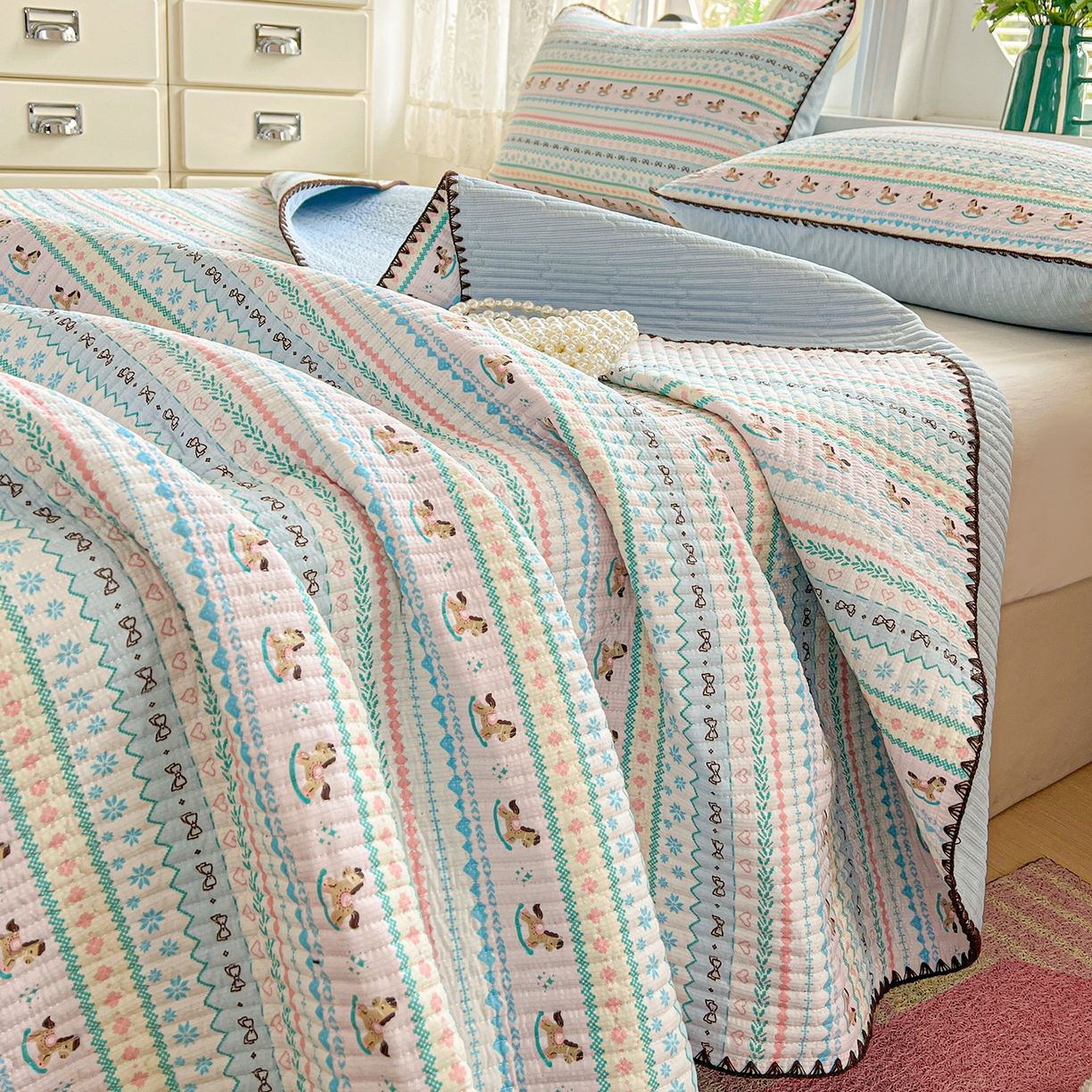 91家纺网 家纺一手货源 找家纺 恒尚居 2026新款A类贝壳绣泡芙纱床盖四套件泡芙棉双层纱床垫床褥 彩虹木马