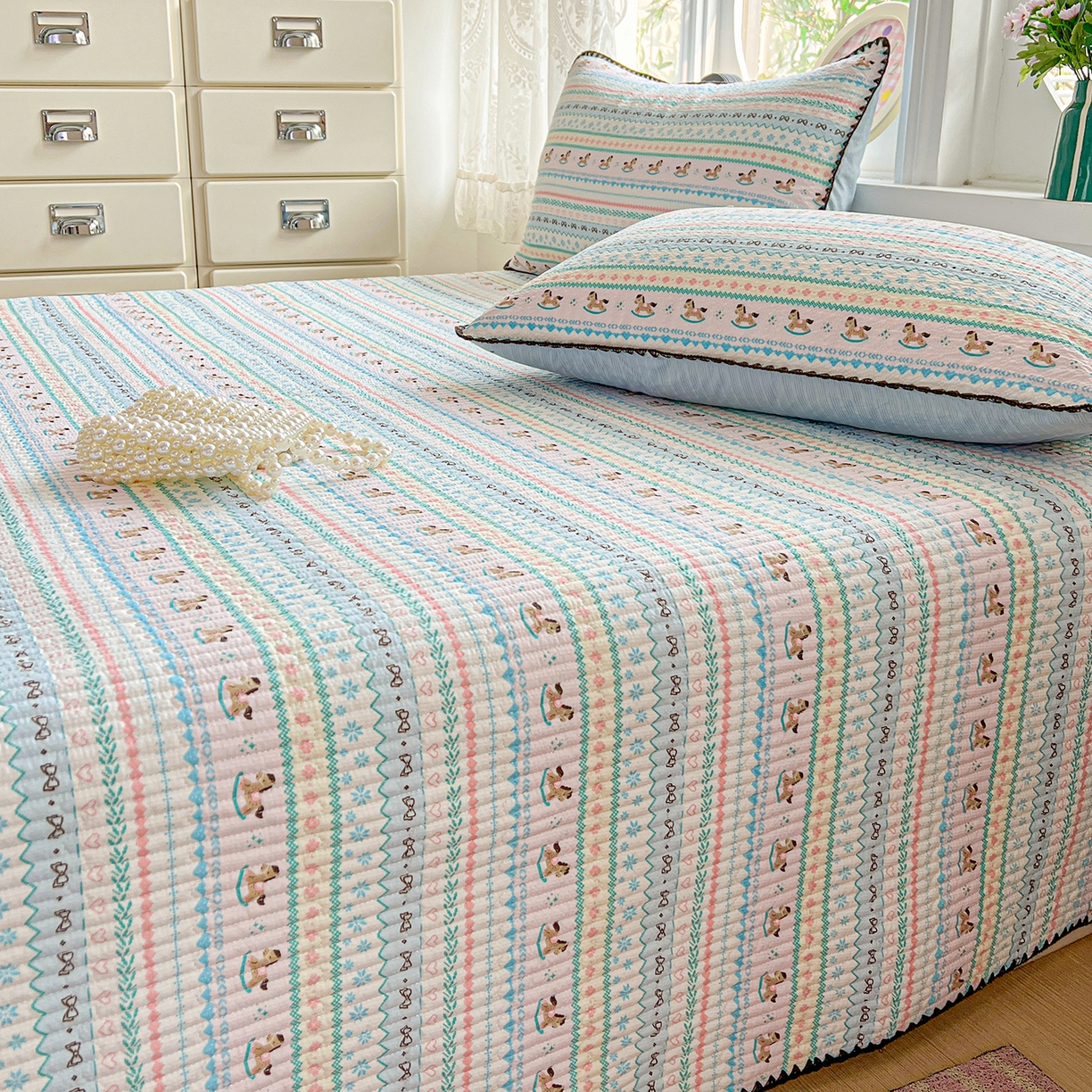 91家纺网 家纺一手货源 找家纺 恒尚居 2026新款A类贝壳绣泡芙纱床盖四套件泡芙棉双层纱床垫床褥 彩虹木马