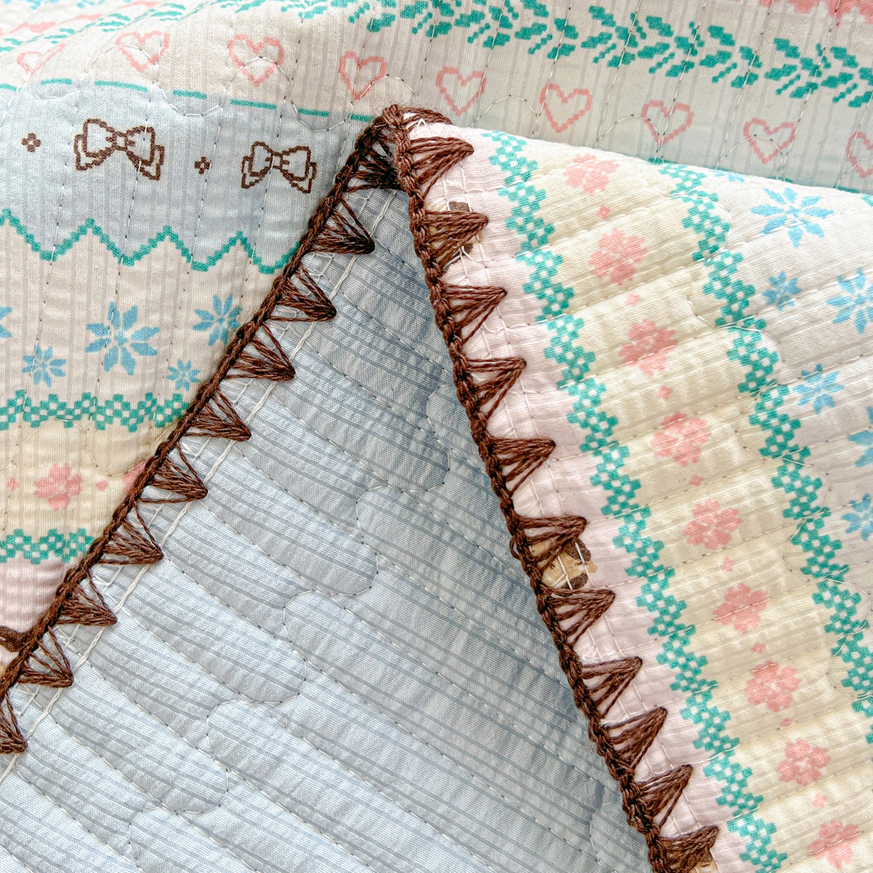 91家纺网 家纺一手货源 找家纺 恒尚居 2026新款A类贝壳绣泡芙纱床盖四套件泡芙棉双层纱床垫床褥 彩虹木马