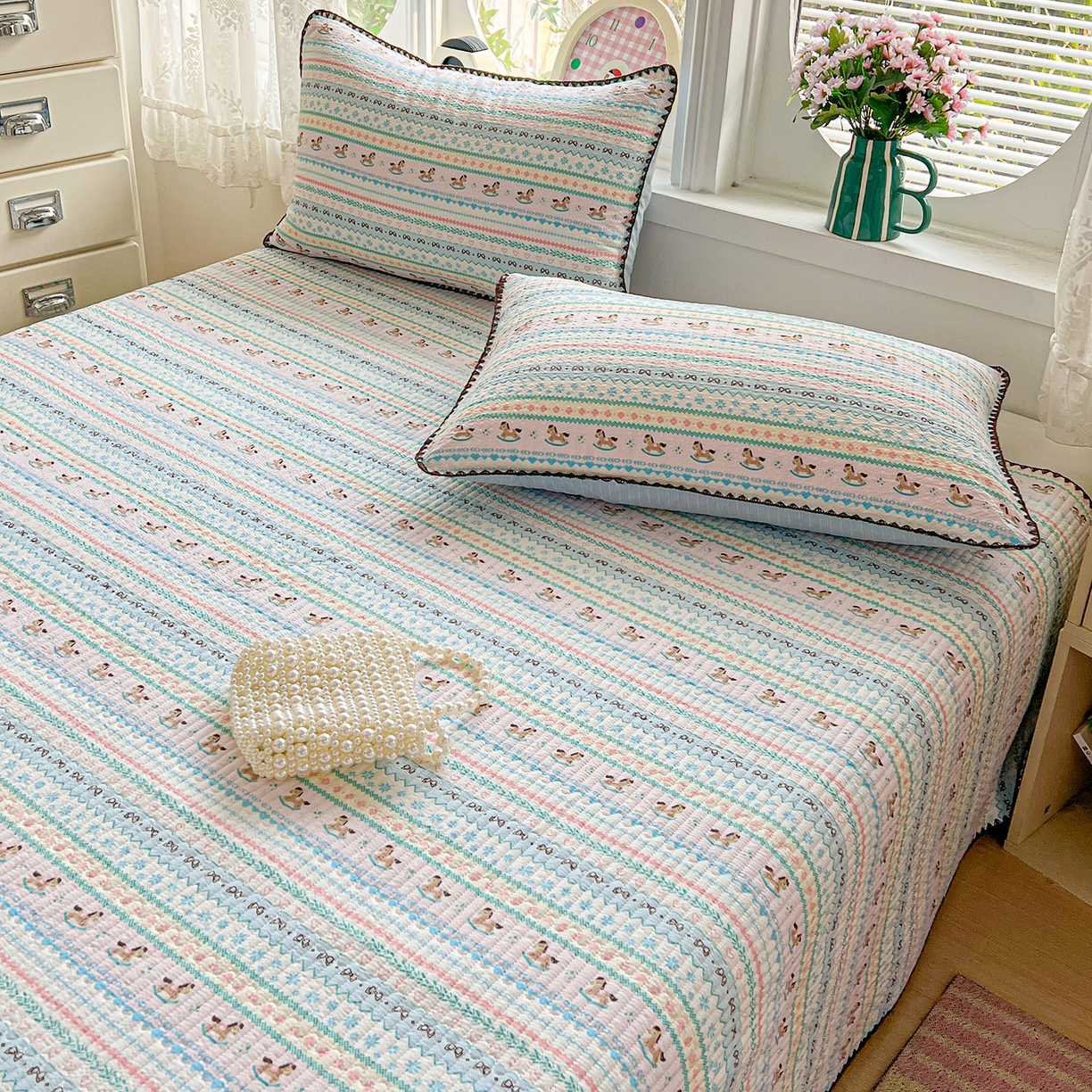 91家纺网 家纺一手货源 找家纺 恒尚居 2026新款A类贝壳绣泡芙纱床盖四套件泡芙棉双层纱床垫床褥 彩虹木马