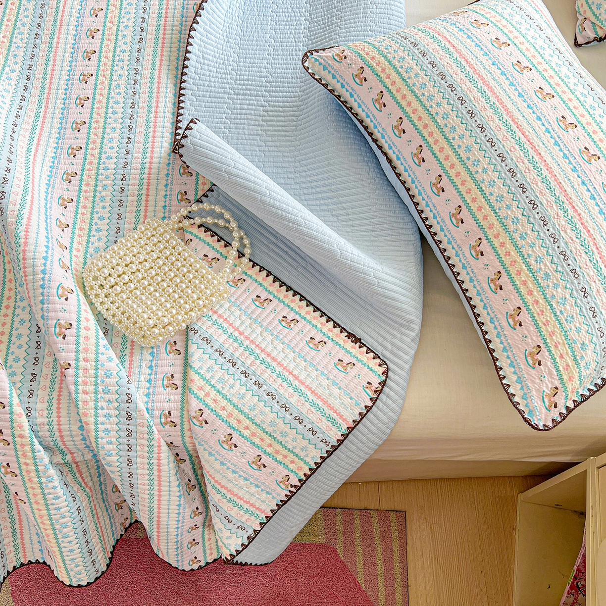 91家纺网 家纺一手货源 找家纺 恒尚居 2026新款A类贝壳绣泡芙纱床盖四套件泡芙棉双层纱床垫床褥 彩虹木马