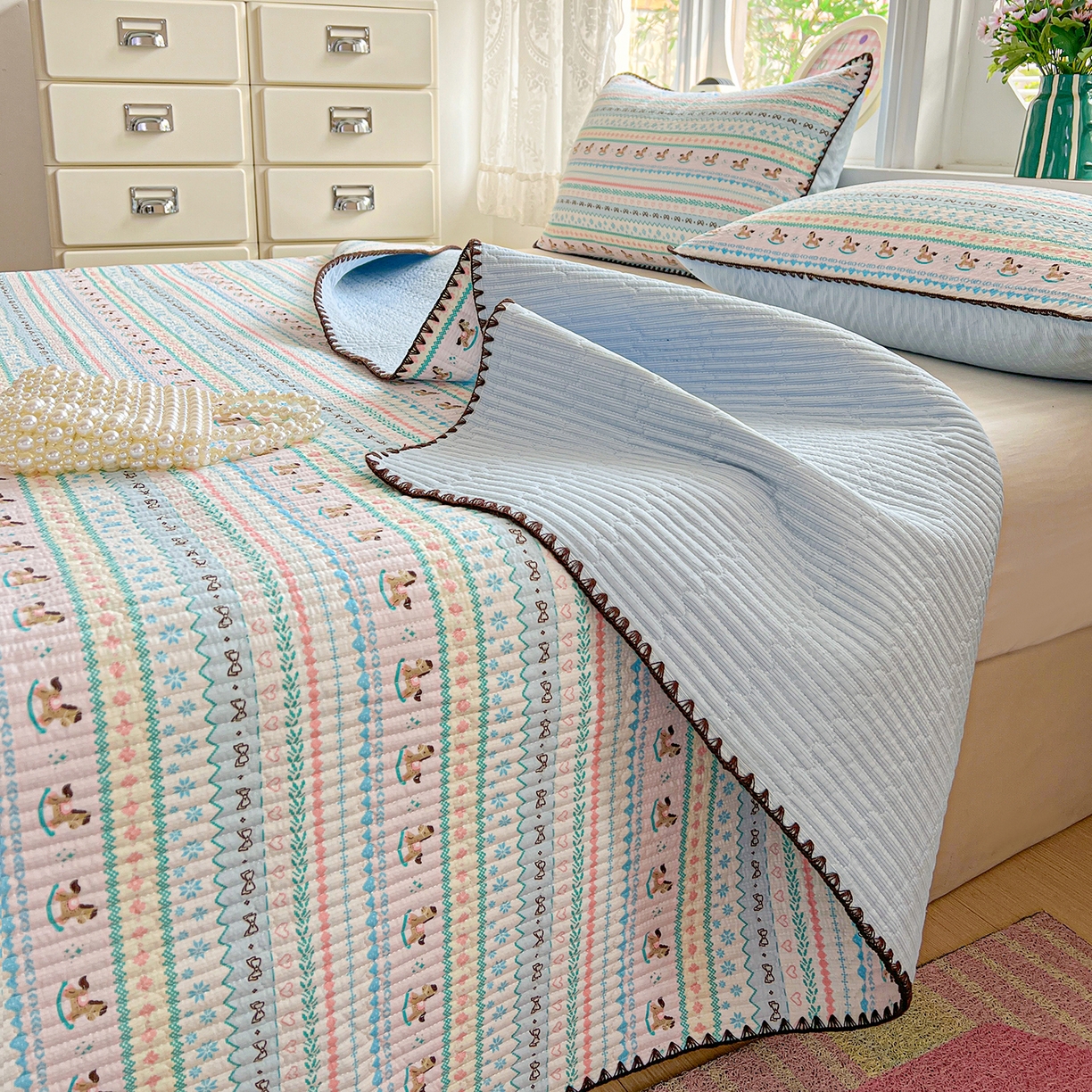 91家纺网 家纺一手货源 找家纺 恒尚居 2026新款A类贝壳绣泡芙纱床盖四套件泡芙棉双层纱床垫床褥 彩虹木马