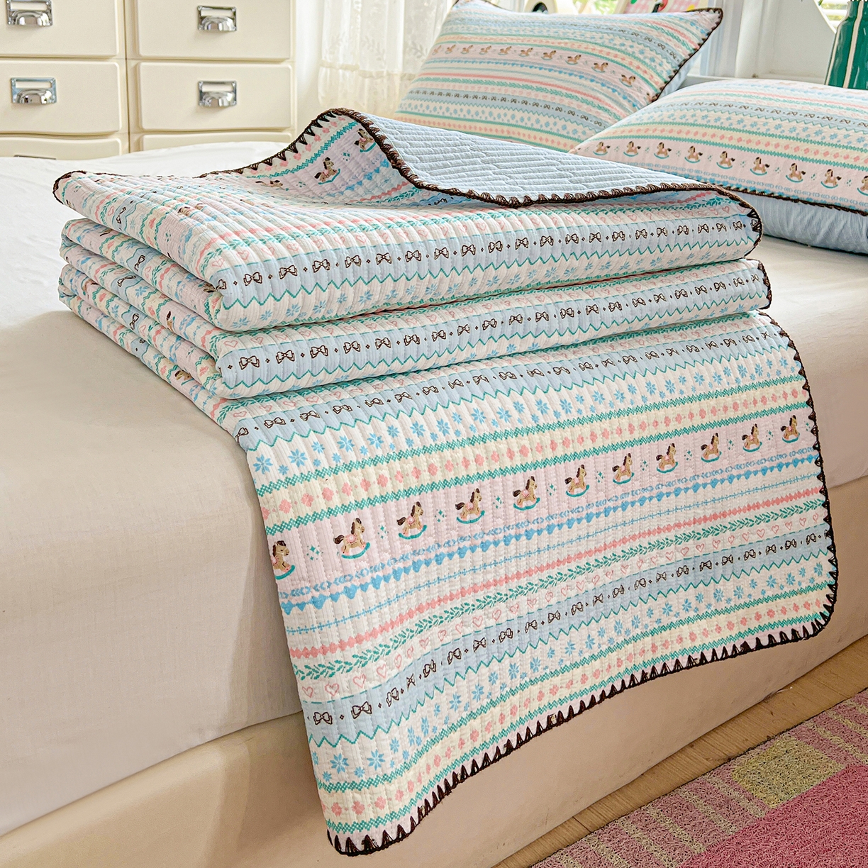 91家纺网 家纺一手货源 找家纺 恒尚居 2026新款A类贝壳绣泡芙纱床盖四套件泡芙棉双层纱床垫床褥 彩虹木马