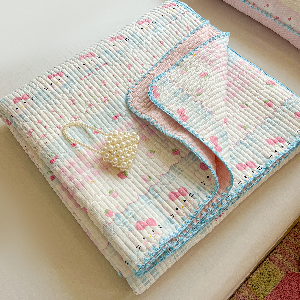 91家纺网 家纺一手货源 找家纺 恒尚居 2026新款A类贝壳绣泡芙纱床盖四套件泡芙棉双层纱床垫床褥 草莓kt