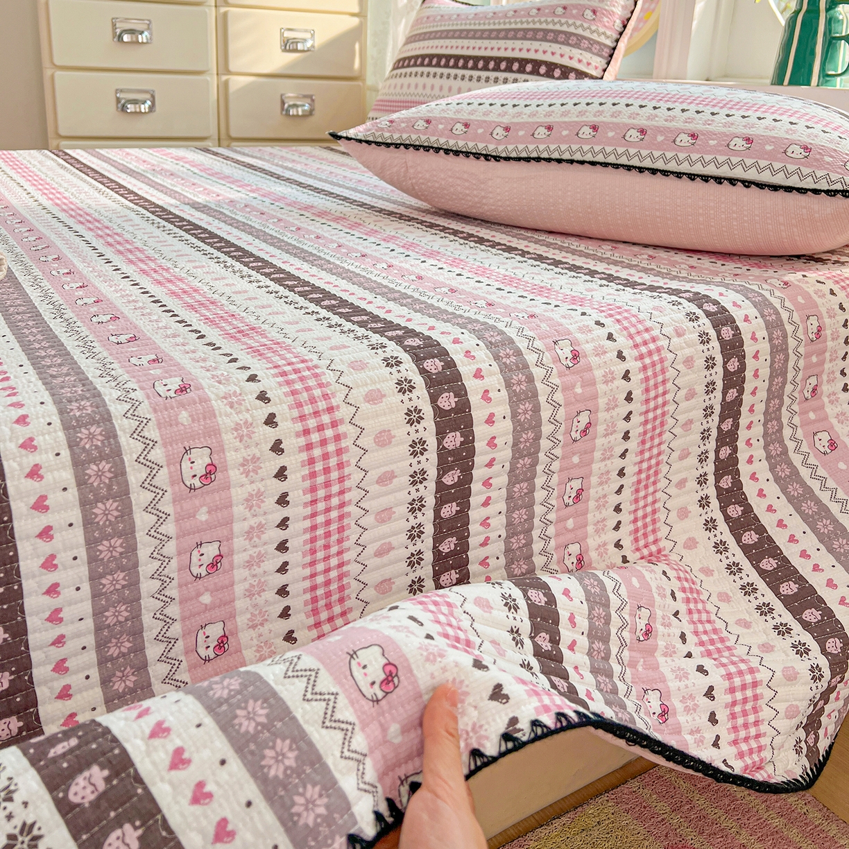 91家纺网 家纺一手货源 找家纺 恒尚居 2026新款A类贝壳绣泡芙纱床盖四套件泡芙棉双层纱床垫床褥 粉糖泡泡猫