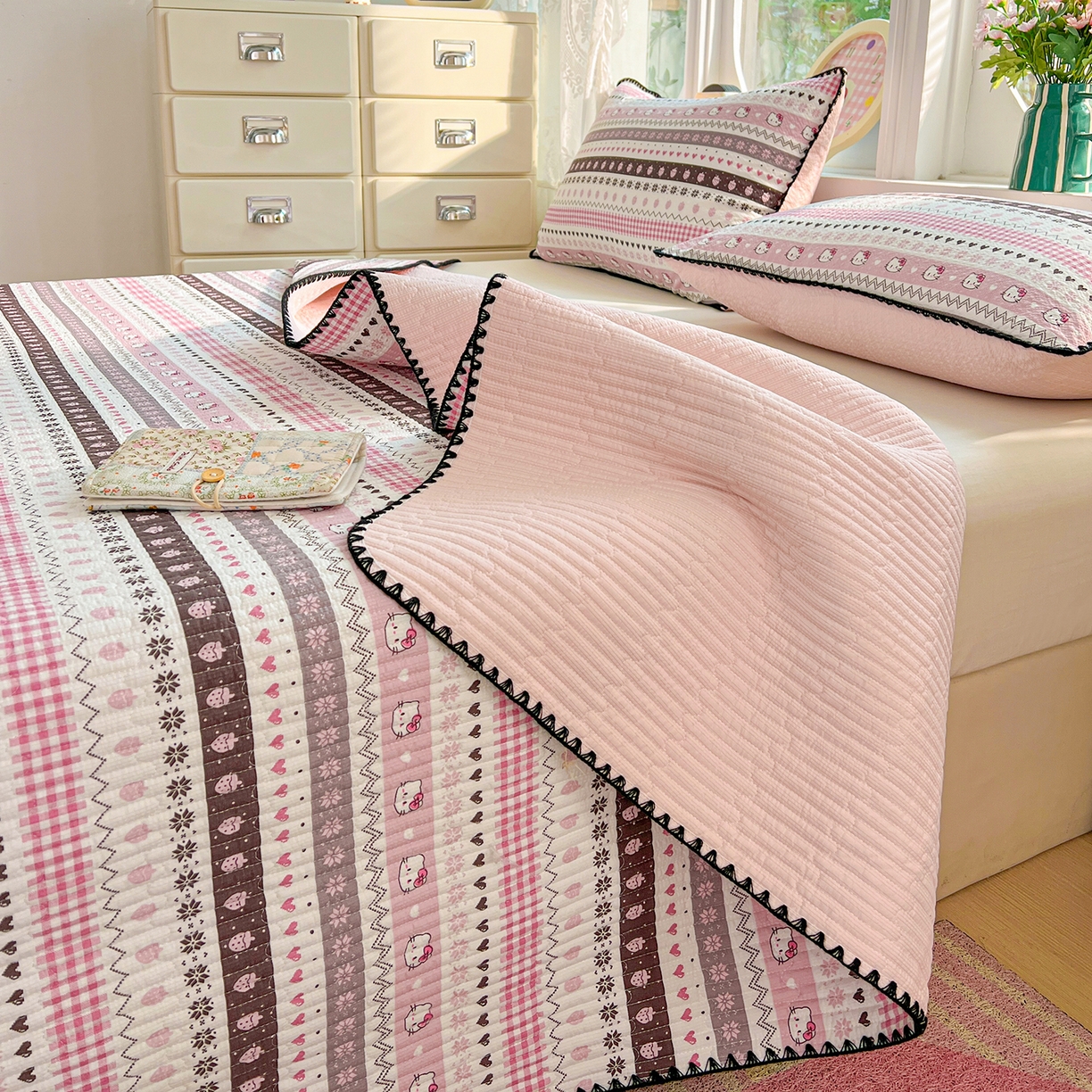 91家纺网 家纺一手货源 找家纺 恒尚居 2026新款A类贝壳绣泡芙纱床盖四套件泡芙棉双层纱床垫床褥 粉糖泡泡猫