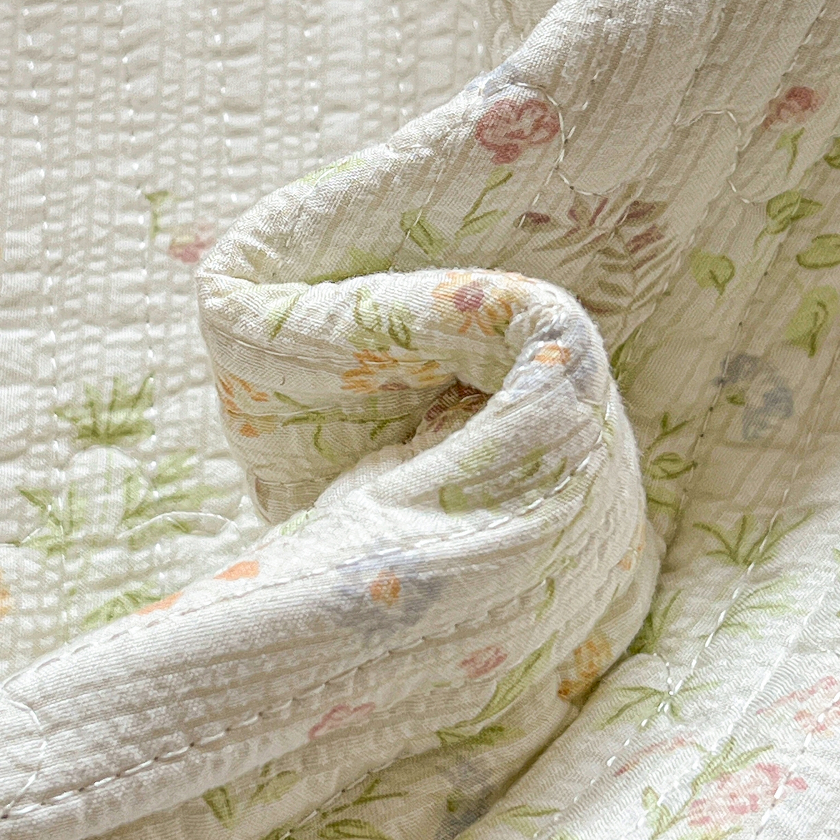 91家纺网 家纺一手货源 找家纺 恒尚居 2026新款A类贝壳绣泡芙纱床盖四套件泡芙棉双层纱床垫床褥 绿叶紫花