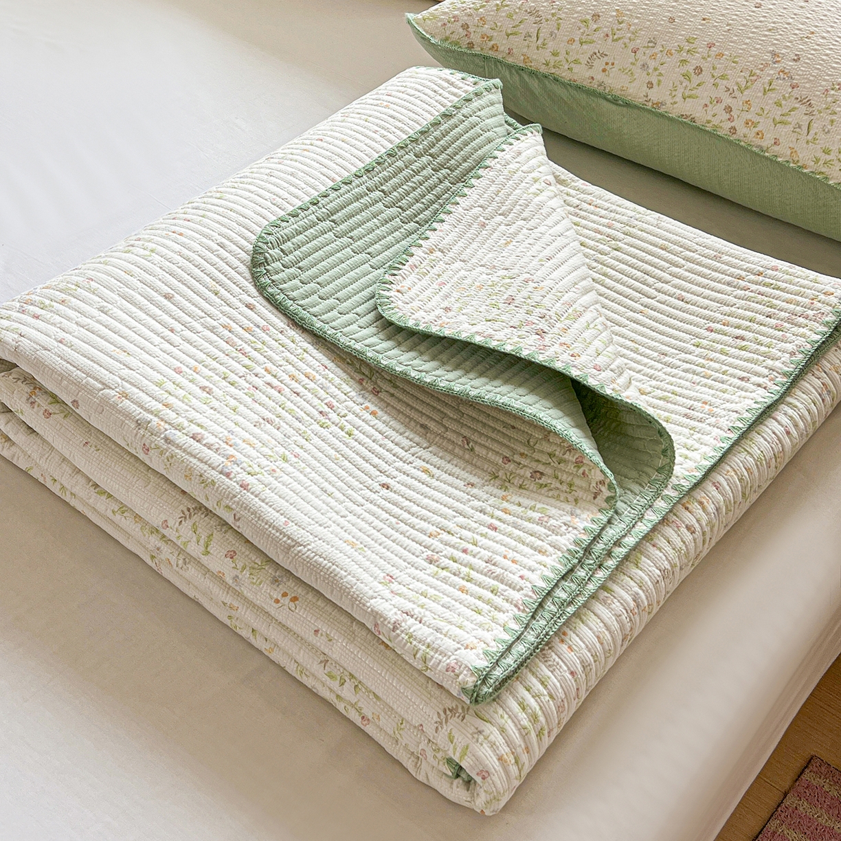 91家纺网 家纺一手货源 找家纺 恒尚居 2026新款A类贝壳绣泡芙纱床盖四套件泡芙棉双层纱床垫床褥 绿叶紫花