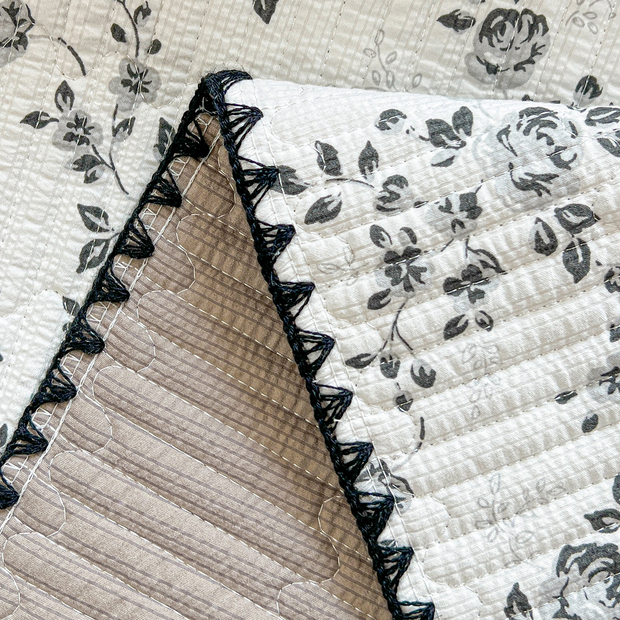 91家纺网 家纺一手货源 找家纺 恒尚居 2026新款A类贝壳绣泡芙纱床盖四套件泡芙棉双层纱床垫床褥 黑玫瑰