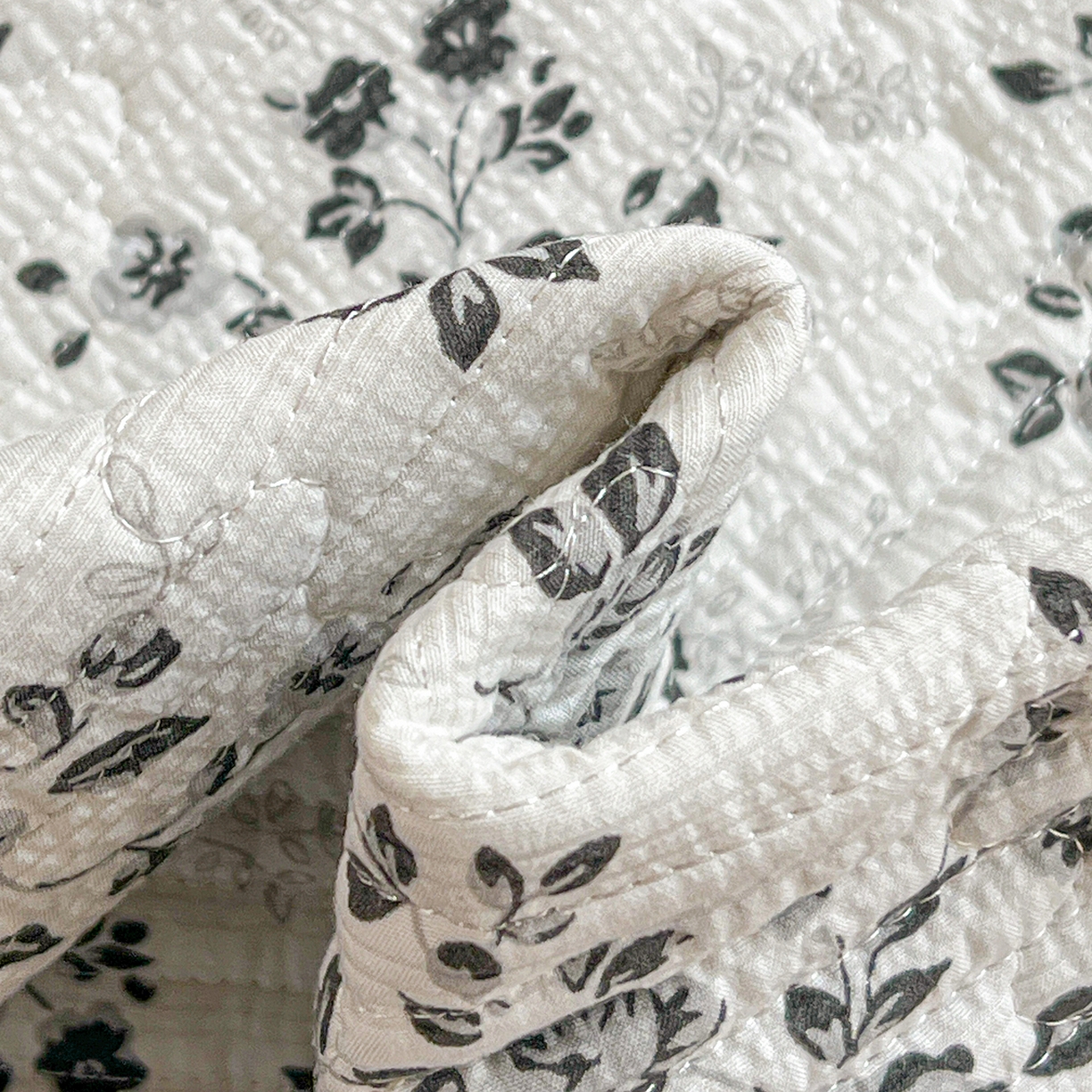 91家纺网 家纺一手货源 找家纺 恒尚居 2026新款A类贝壳绣泡芙纱床盖四套件泡芙棉双层纱床垫床褥 黑玫瑰