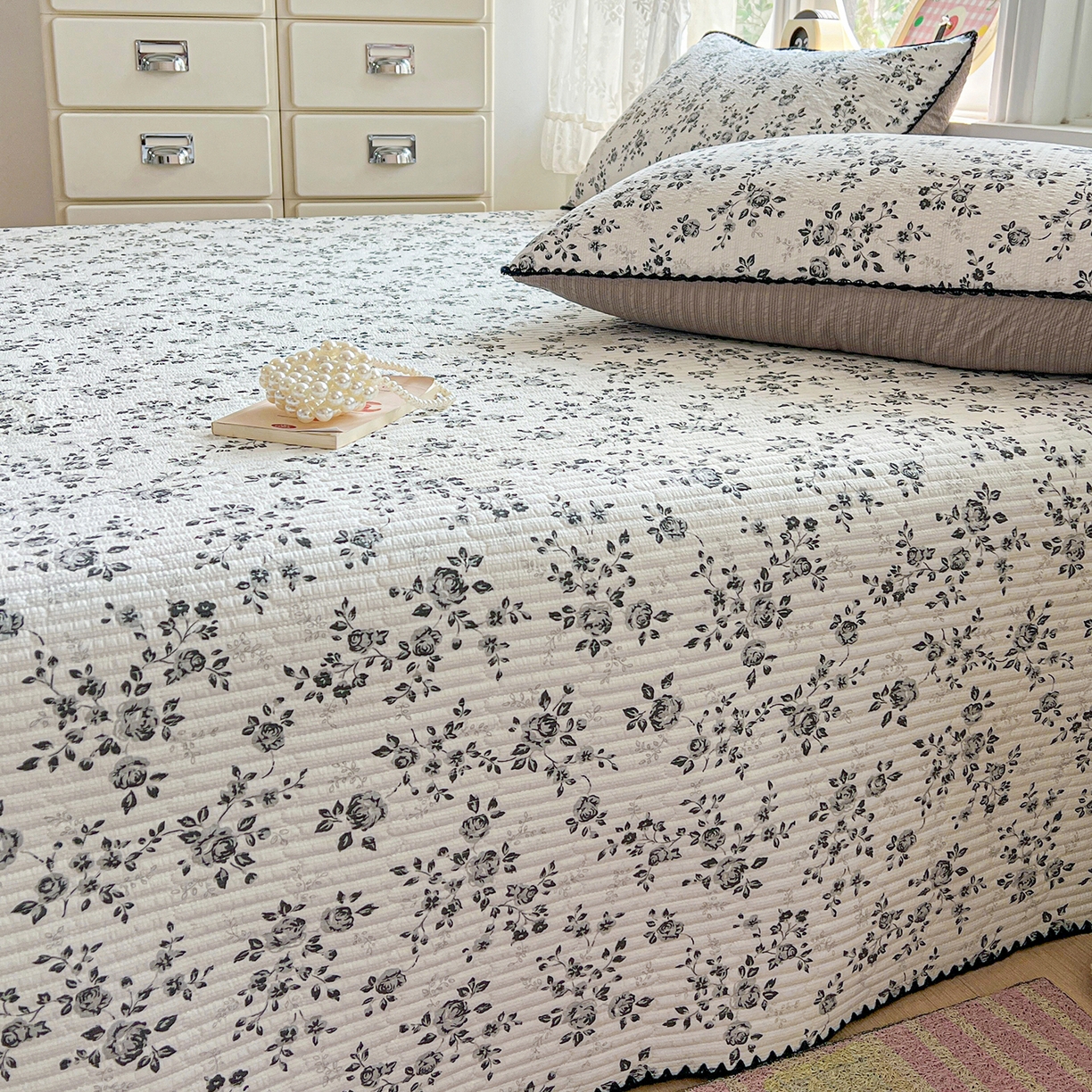 91家纺网 家纺一手货源 找家纺 恒尚居 2026新款A类贝壳绣泡芙纱床盖四套件泡芙棉双层纱床垫床褥 黑玫瑰