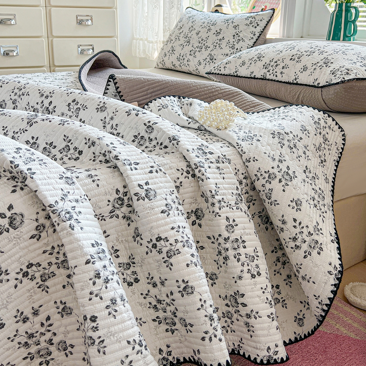 91家纺网 家纺一手货源 找家纺 恒尚居 2026新款A类贝壳绣泡芙纱床盖四套件泡芙棉双层纱床垫床褥 黑玫瑰