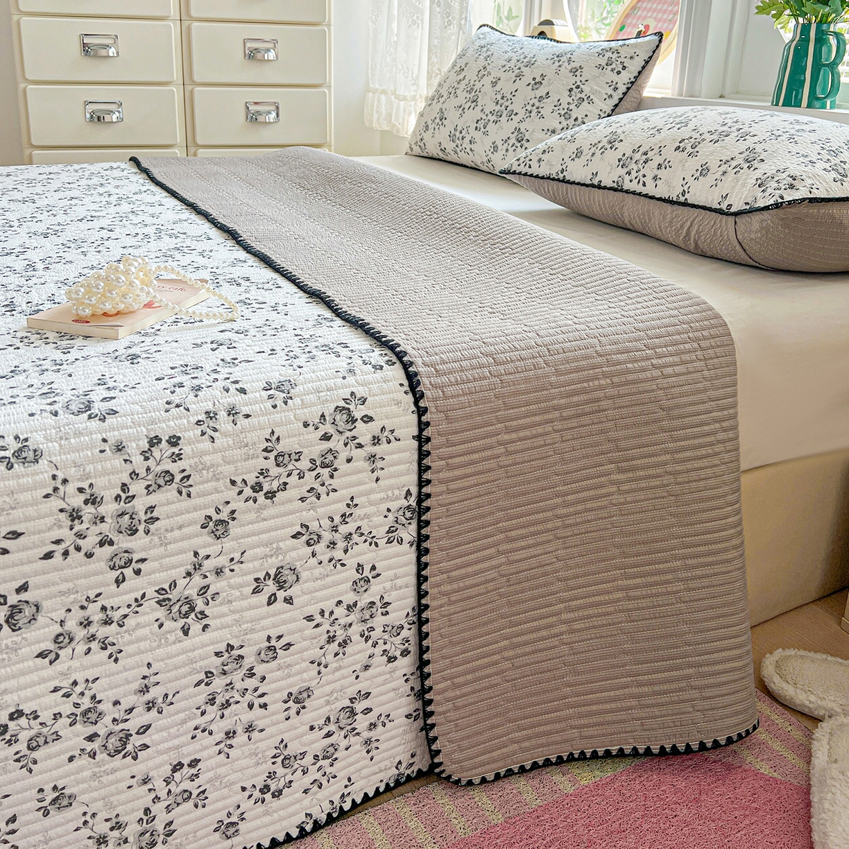 91家纺网 家纺一手货源 找家纺 恒尚居 2026新款A类贝壳绣泡芙纱床盖四套件泡芙棉双层纱床垫床褥 黑玫瑰