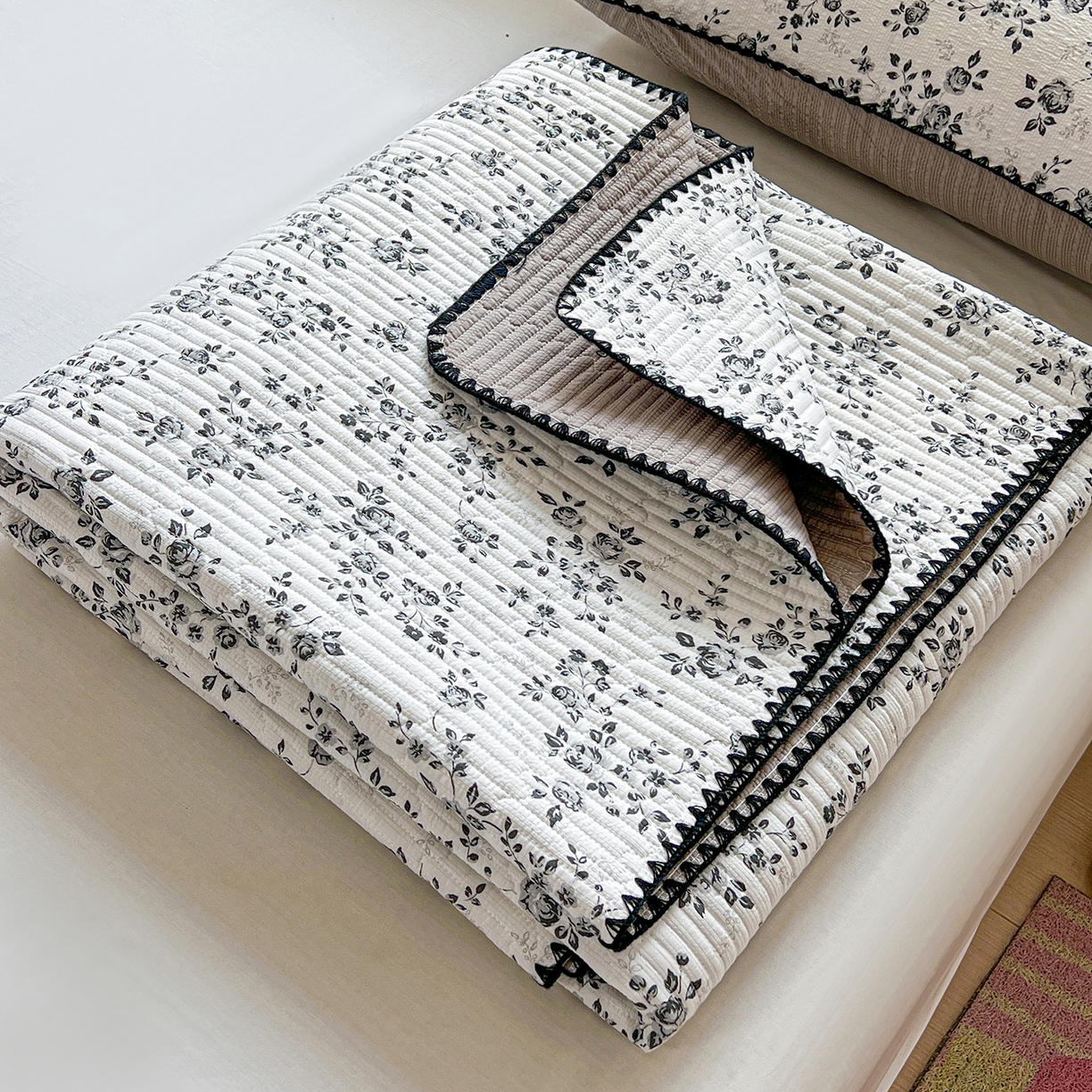 91家纺网 家纺一手货源 找家纺 恒尚居 2026新款A类贝壳绣泡芙纱床盖四套件泡芙棉双层纱床垫床褥 黑玫瑰