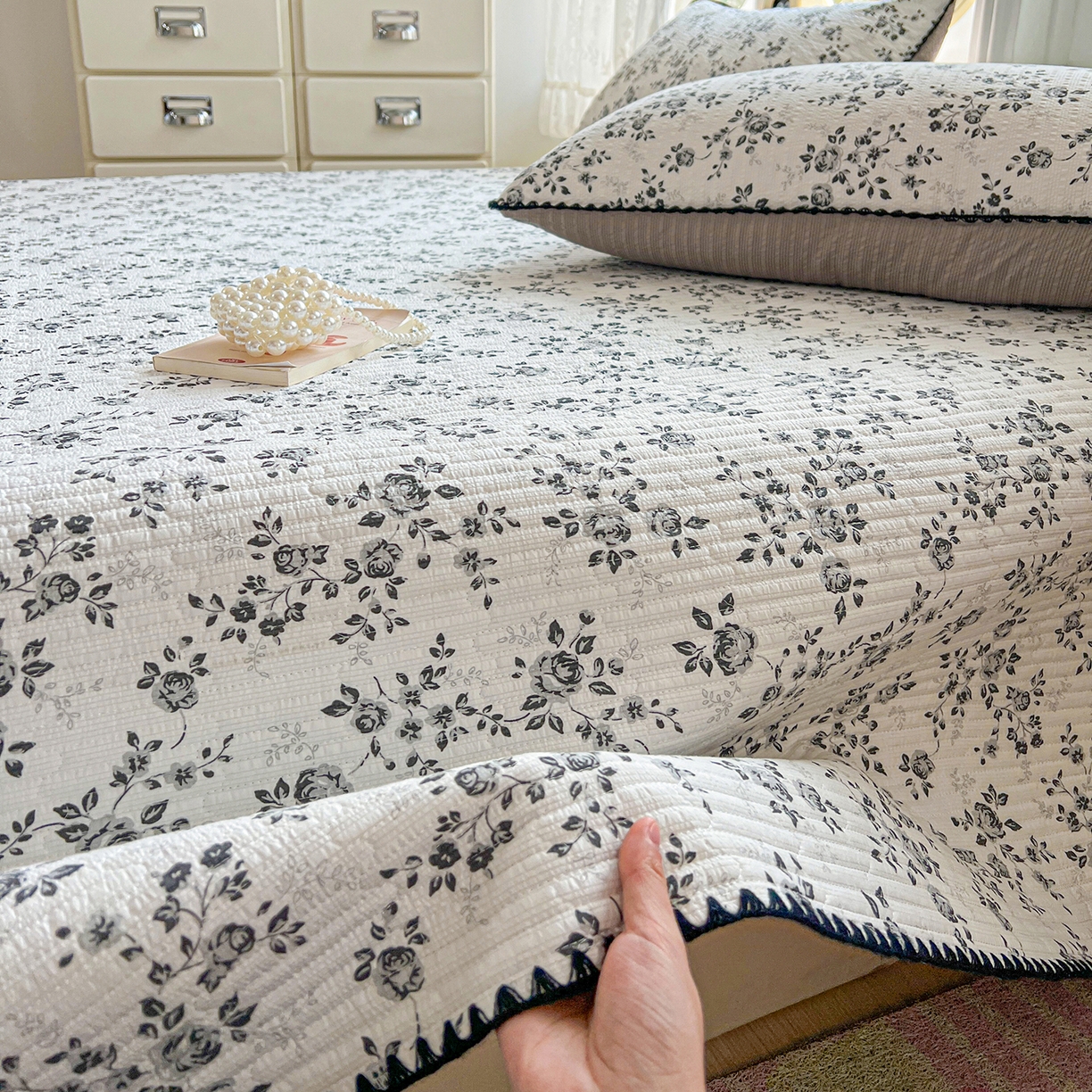 91家纺网 家纺一手货源 找家纺 恒尚居 2026新款A类贝壳绣泡芙纱床盖四套件泡芙棉双层纱床垫床褥 黑玫瑰