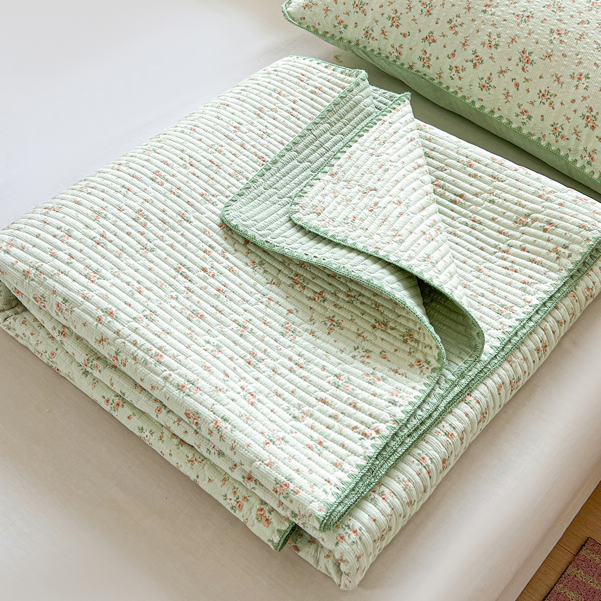 91家纺网 家纺一手货源 找家纺 恒尚居 2026新款A类贝壳绣泡芙纱床盖四套件泡芙棉双层纱床垫床褥 绿野日记