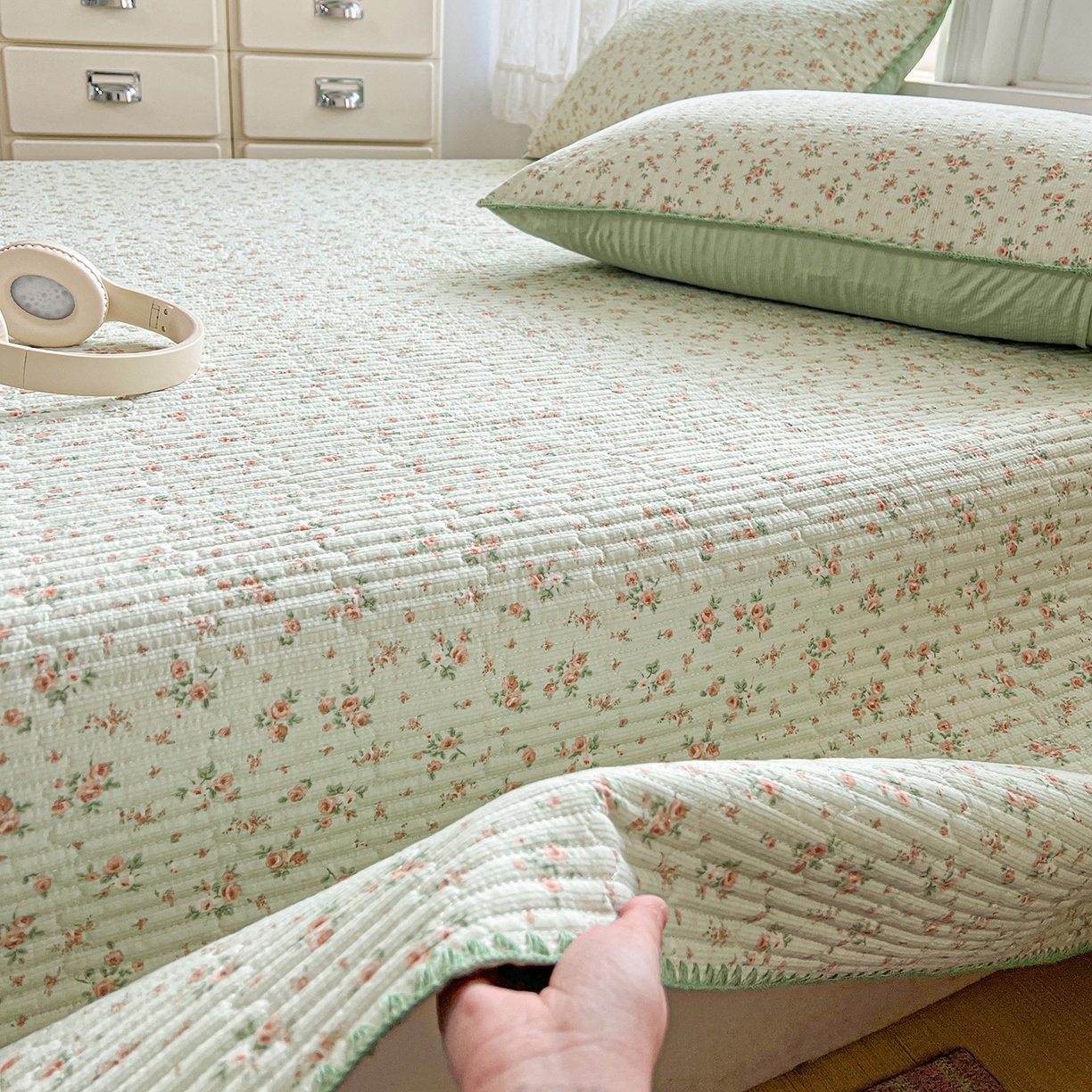 91家纺网 家纺一手货源 找家纺 恒尚居 2026新款A类贝壳绣泡芙纱床盖四套件泡芙棉双层纱床垫床褥 绿野日记