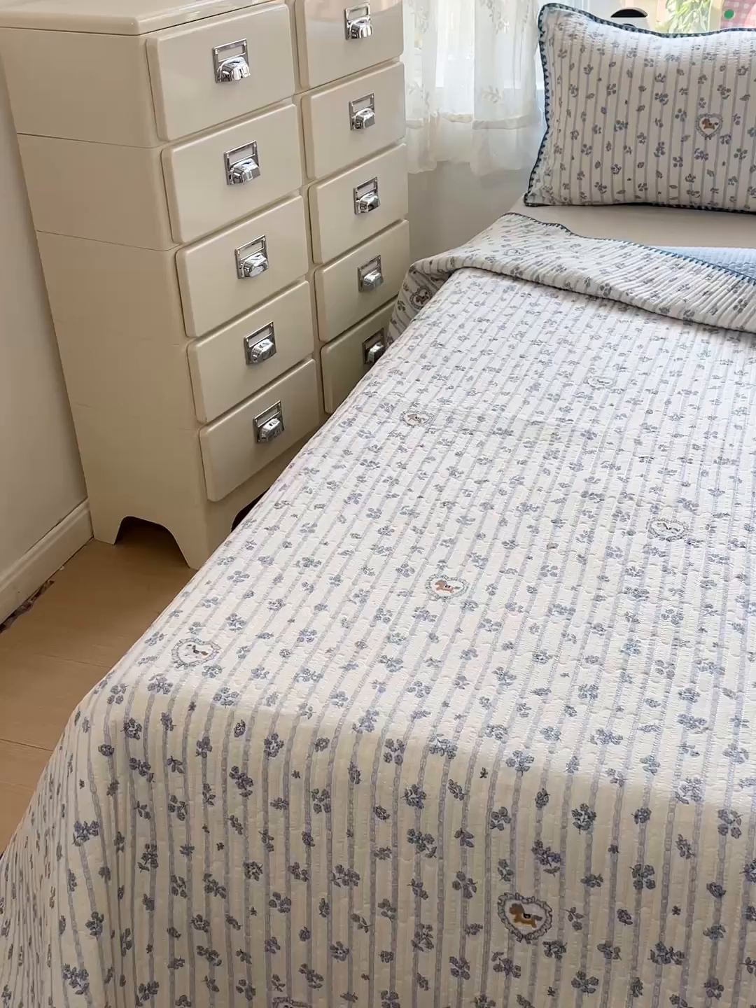 91家纺网 家纺一手货源 找家纺 恒尚居 2026新款A类贝壳绣泡芙纱床盖四套件泡芙棉双层纱床垫床褥 柔蓝爱心马