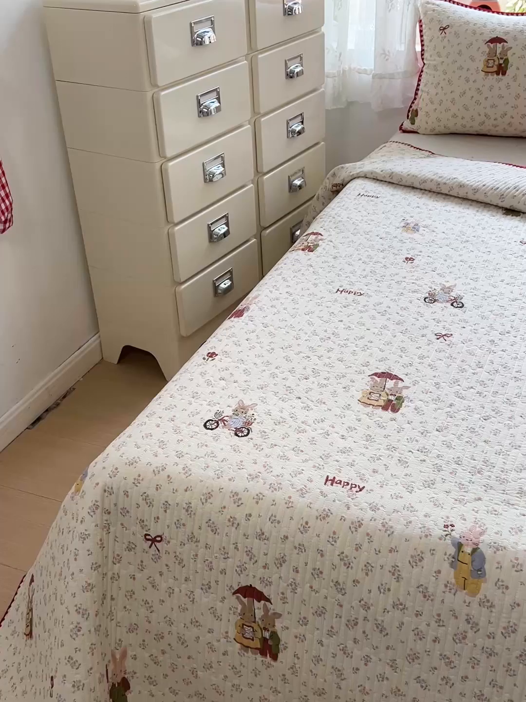 91家纺网 家纺一手货源 找家纺 恒尚居 2026新款A类贝壳绣泡芙纱床盖四套件泡芙棉双层纱床垫床褥 红织花兔