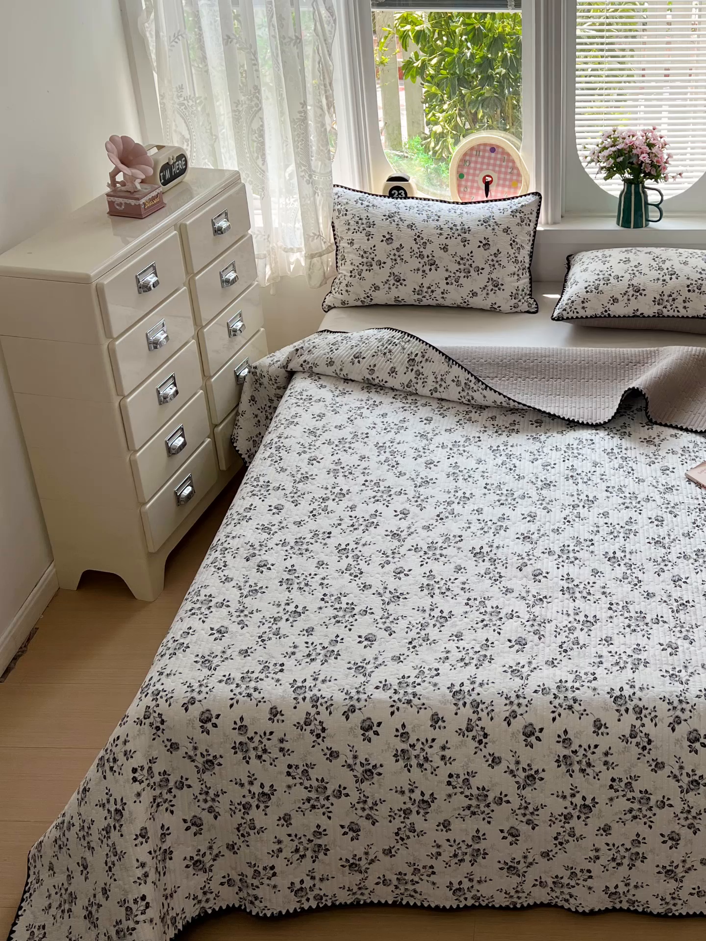 91家纺网 家纺一手货源 找家纺 恒尚居 2026新款A类贝壳绣泡芙纱床盖四套件泡芙棉双层纱床垫床褥 黑玫瑰