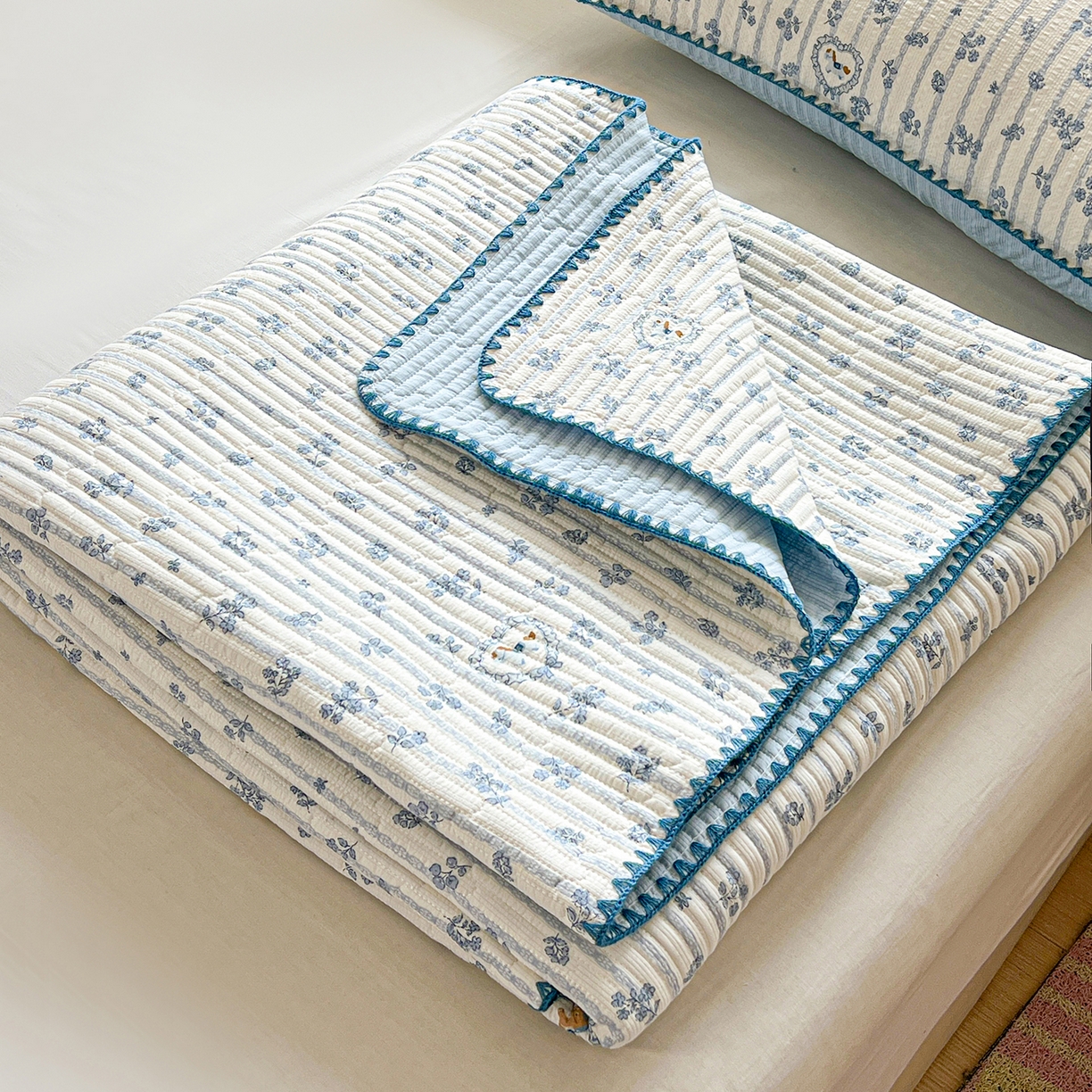 91家纺网 家纺一手货源 找家纺 恒尚居 2026新款A类贝壳绣泡芙纱床盖四套件泡芙棉双层纱床垫床褥 柔蓝爱心马