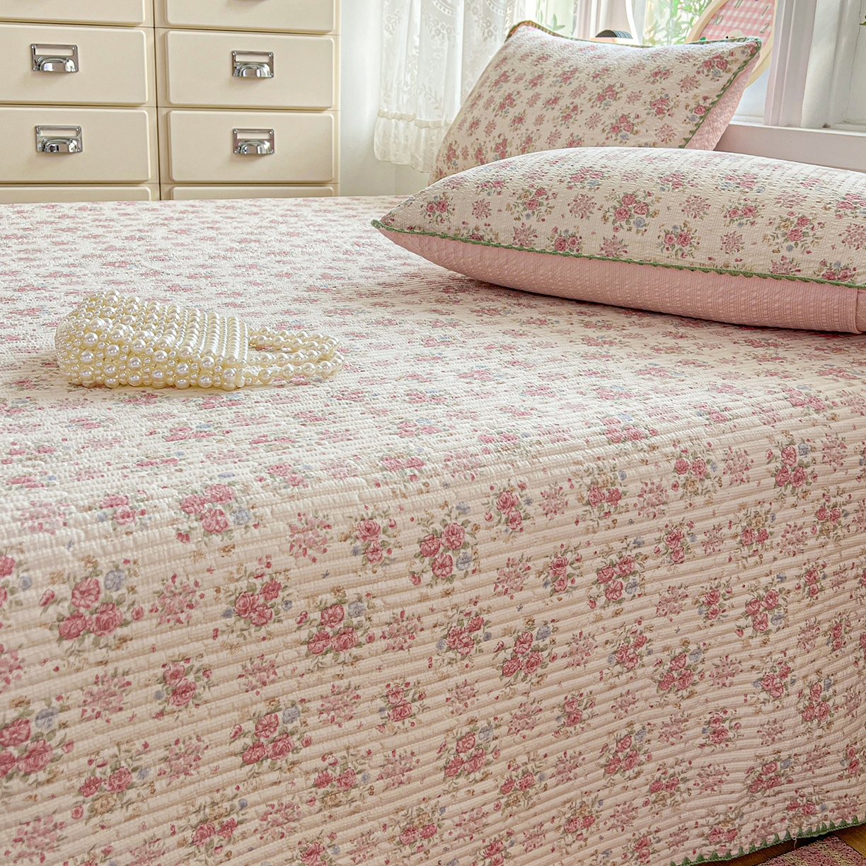 91家纺网 家纺一手货源 找家纺 恒尚居 2026新款A类贝壳绣泡芙纱床盖四套件泡芙棉双层纱床垫床褥 玫瑰织语